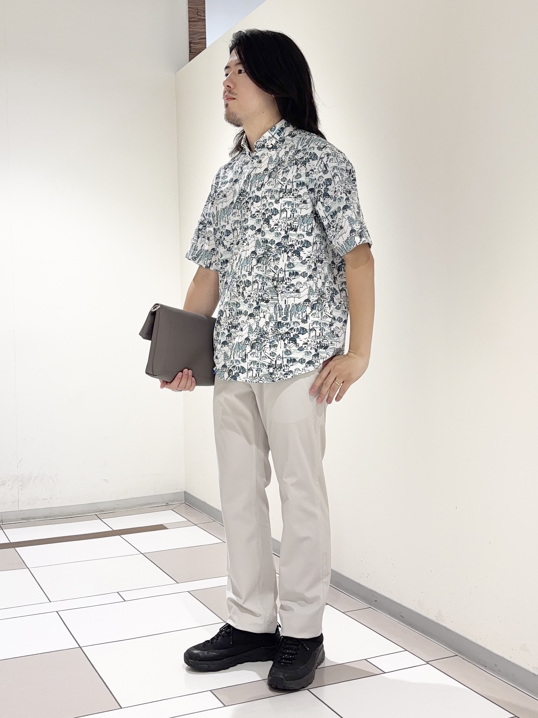 及川さんの「TAKEO KIKUCHI｜【日本製】DotAir（R）リゾートプリント半袖シャツ」を使ったコーディネート