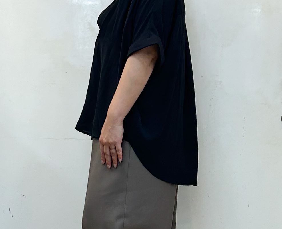 haruさんの「SHOO･LA･RUE｜【洗濯後しわになりにくい/体型カバー】二の腕も隠せる　お袖ロールアップ半袖シャツ」を使ったコーディネート