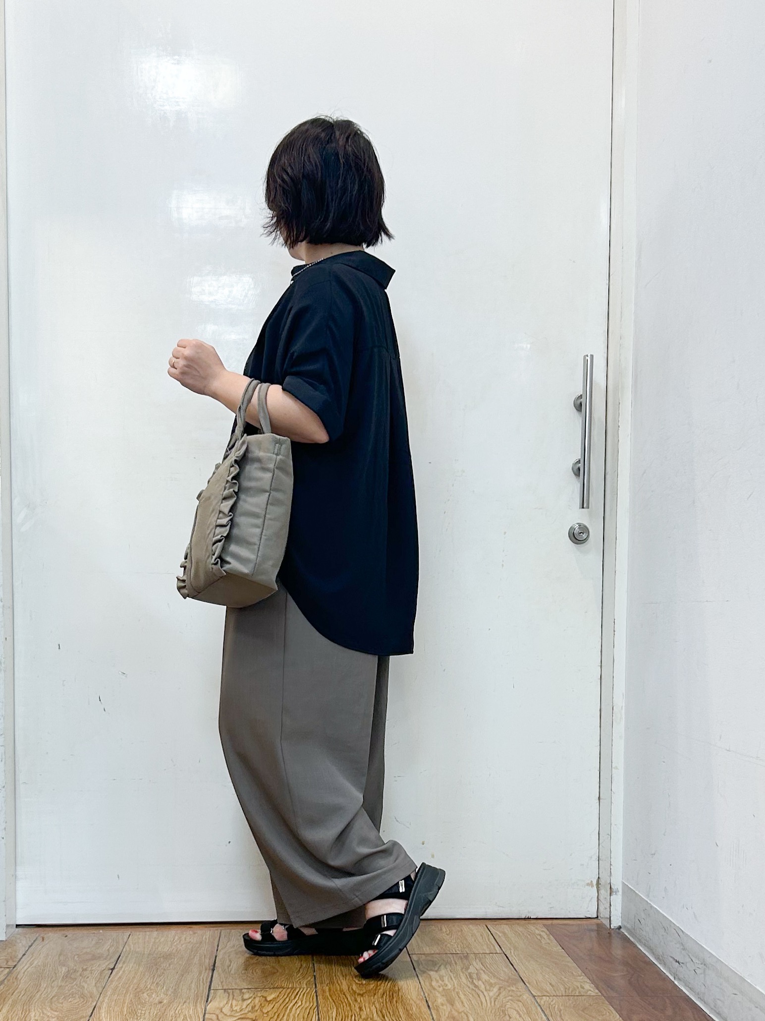 haruさんの「SHOO･LA･RUE｜【洗濯後しわになりにくい/体型カバー】二の腕も隠せる　お袖ロールアップ半袖シャツ」を使ったコーディネート