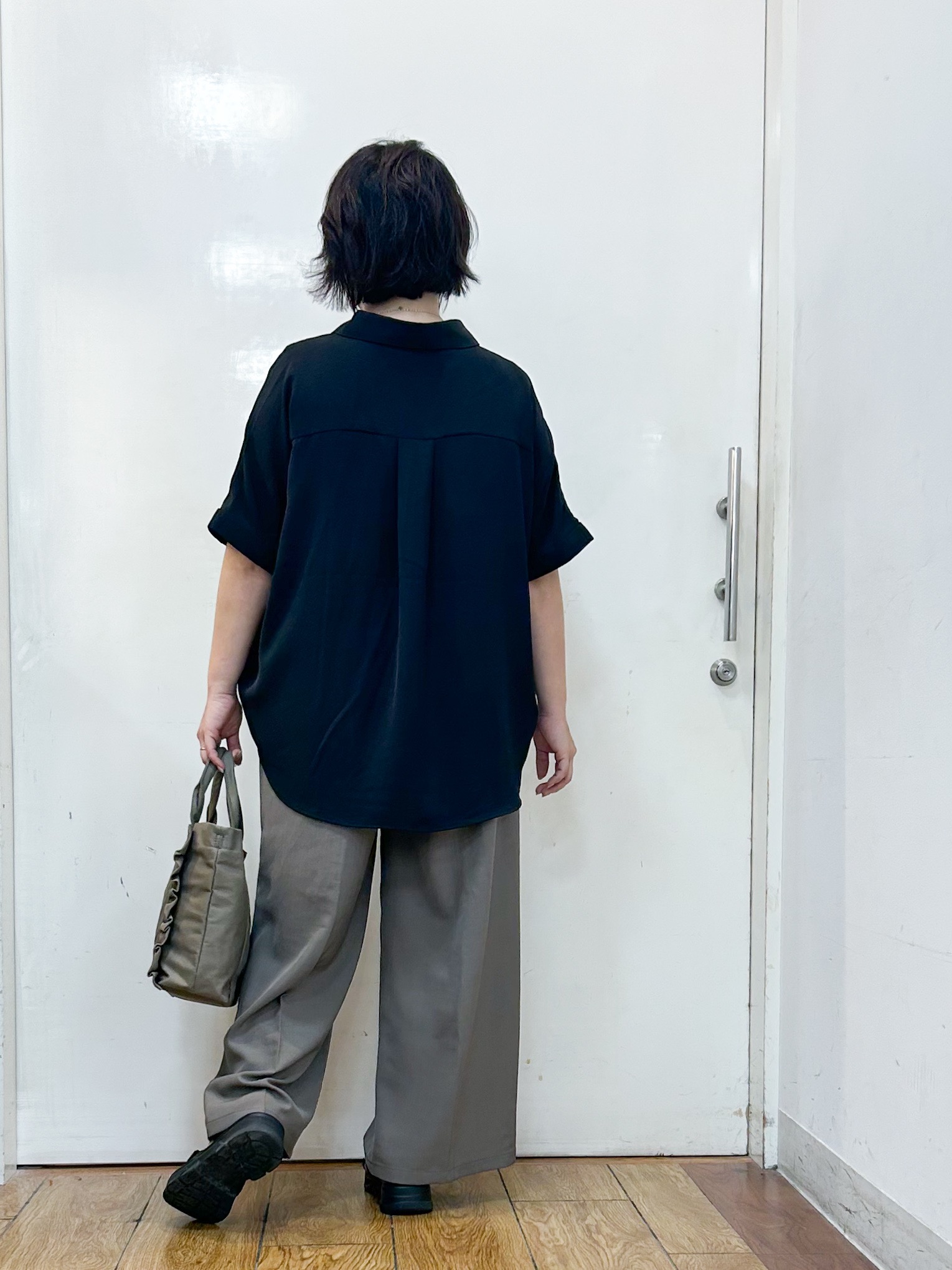 haruさんの「SHOO･LA･RUE｜【洗濯後しわになりにくい/体型カバー】二の腕も隠せる　お袖ロールアップ半袖シャツ」を使ったコーディネート