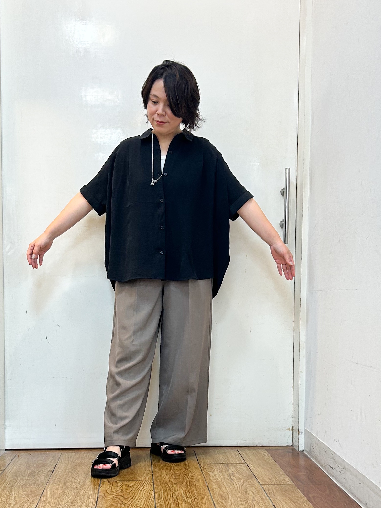 haruさんの「SHOO･LA･RUE｜【洗濯後しわになりにくい/体型カバー】二の腕も隠せる　お袖ロールアップ半袖シャツ」を使ったコーディネート