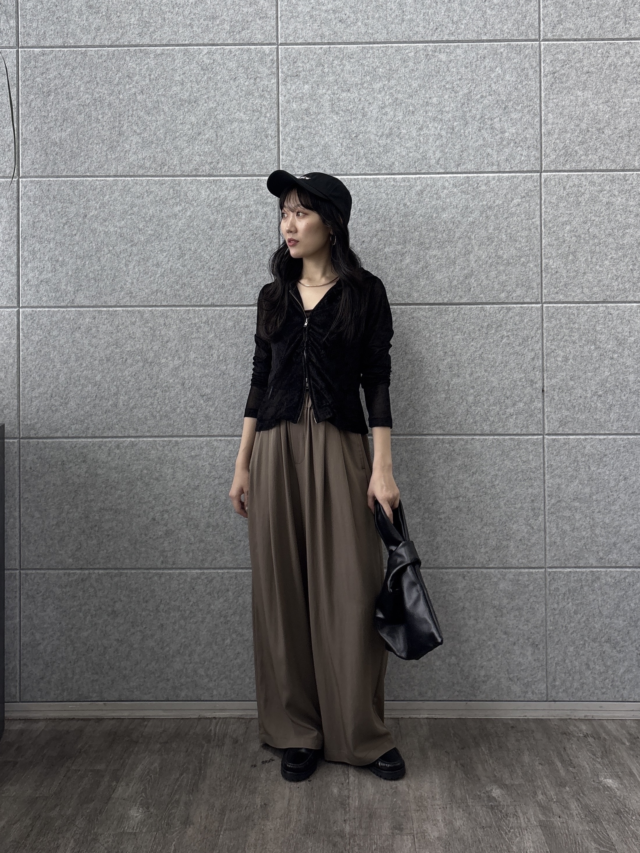 rinaさんの「INDIVI｜ベロアライクジップフーディ」を使ったコーディネート