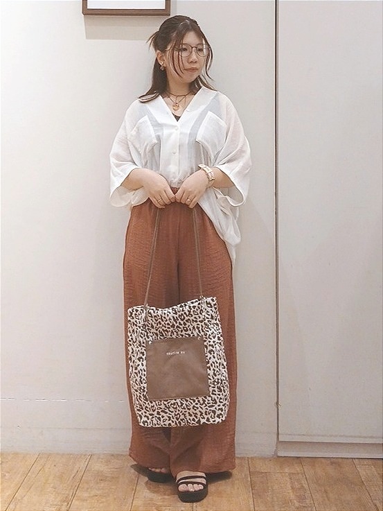 Riranさんの「SHOO･LA･RUE｜【洗濯機可/選べる6色】程よいシアー感が涼し気 ゆったりワッシャードルマンブラウス」を使ったコーディネート