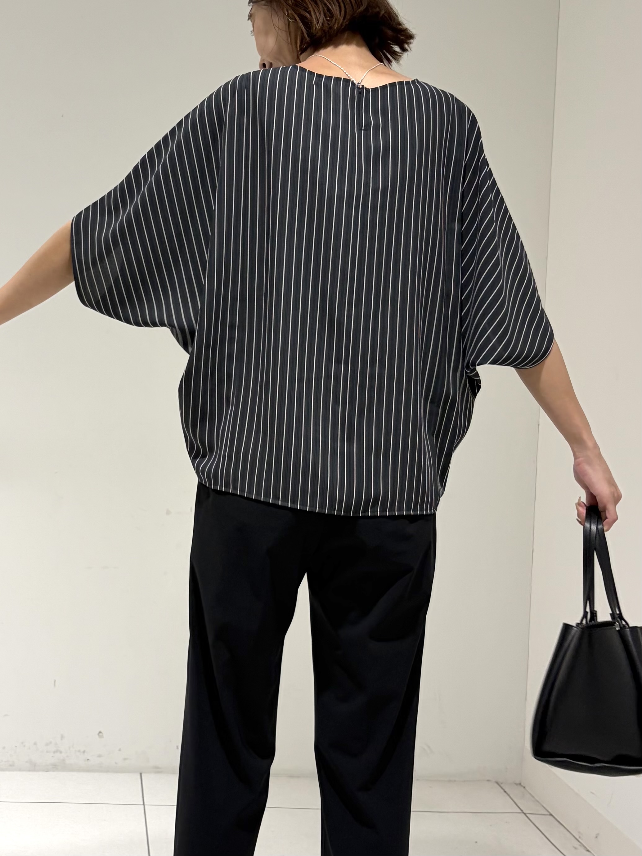 shioriさんの「INDIVI｜【高ストレッチ／撥水／接触冷感】リラックス スリムストレートパンツ」を使ったコーディネート