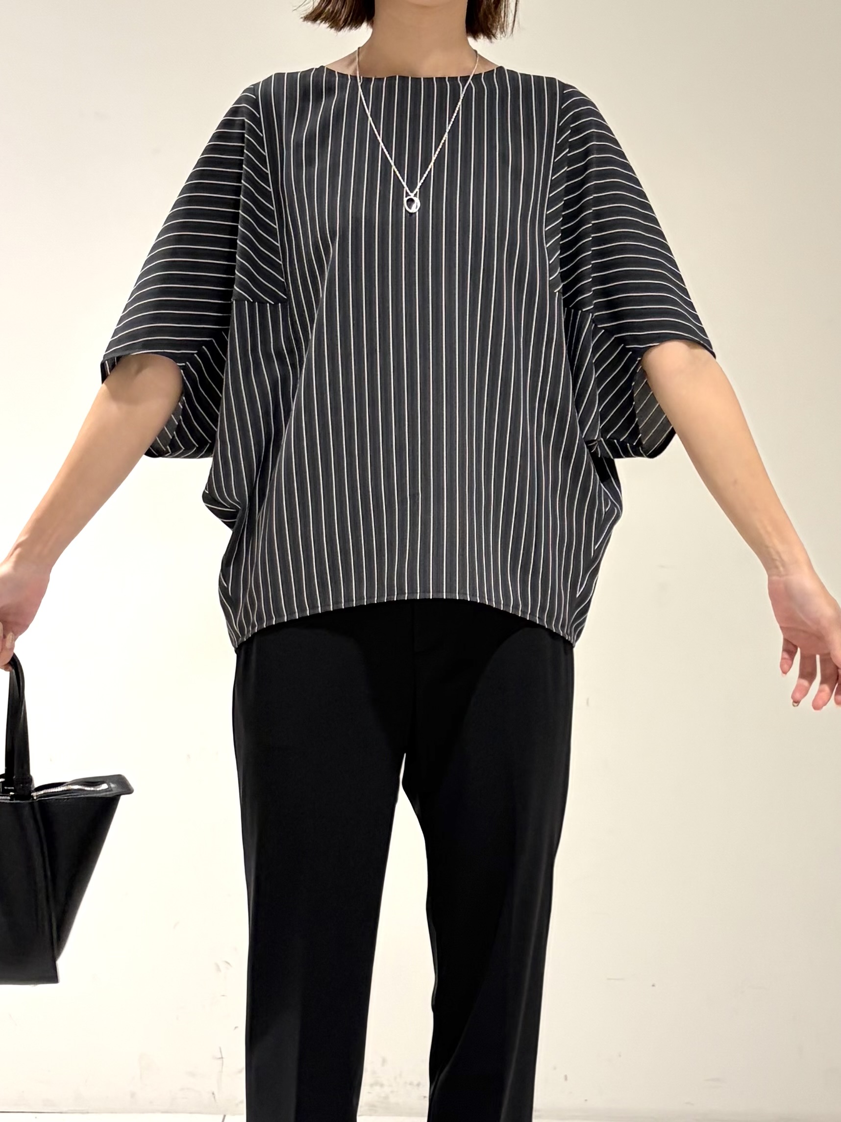 shioriさんの「INDIVI｜【高ストレッチ／撥水／接触冷感】リラックス スリムストレートパンツ」を使ったコーディネート