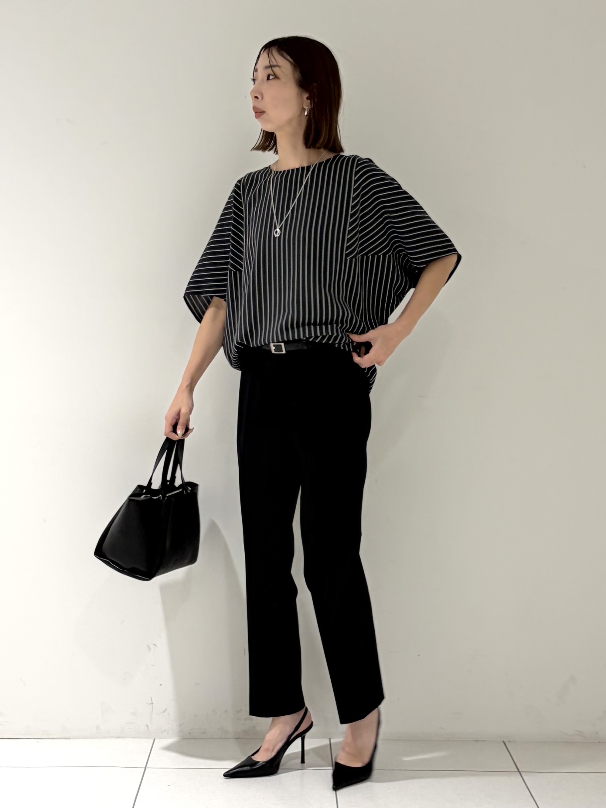 shioriさんの「INDIVI｜【高ストレッチ／撥水／接触冷感】リラックス スリムストレートパンツ」を使ったコーディネート