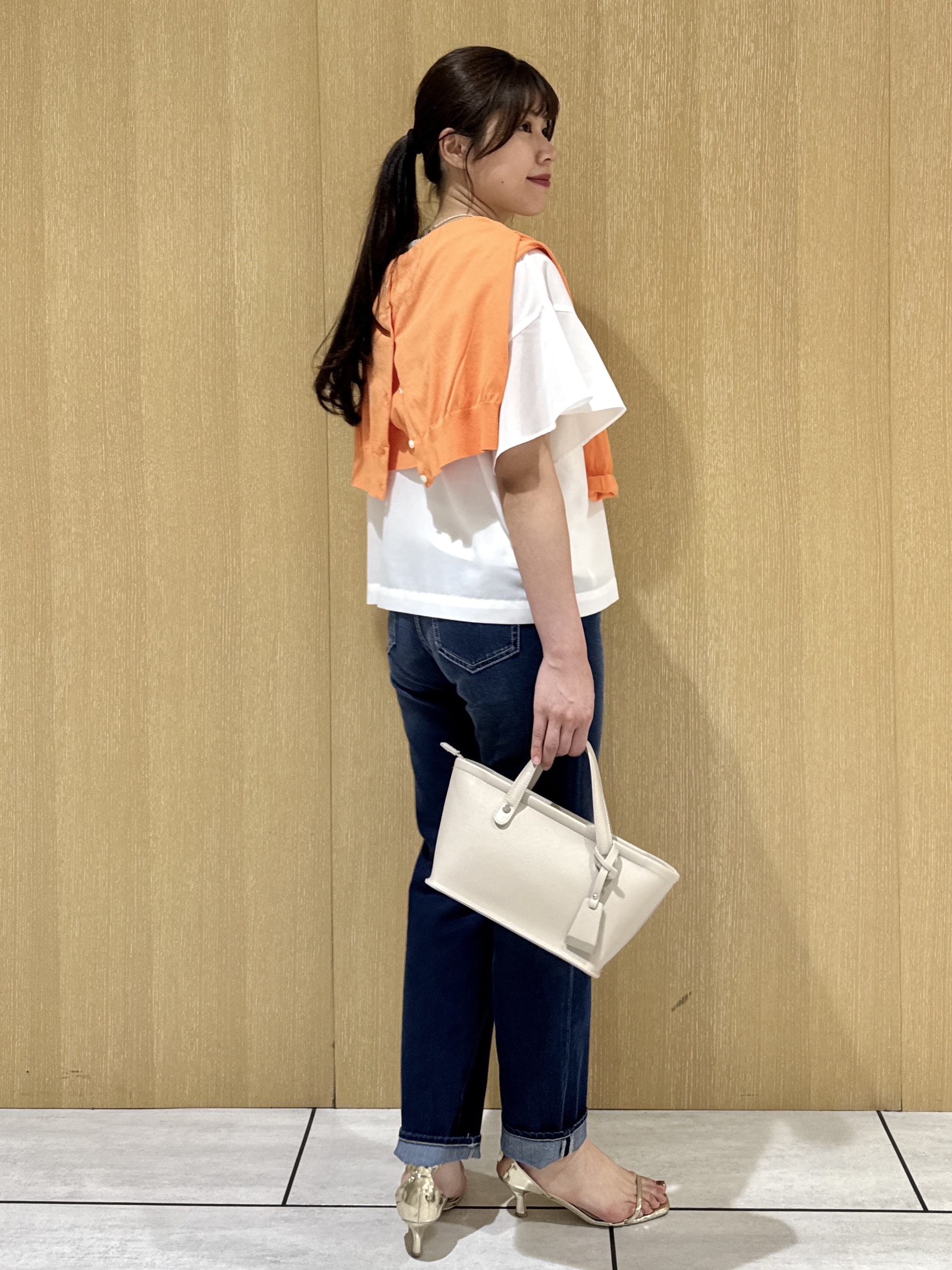 nanaさんの「UNTITLED｜【接触冷感/通気性/洗える】Vネックフリルブラウス」を使ったコーディネート