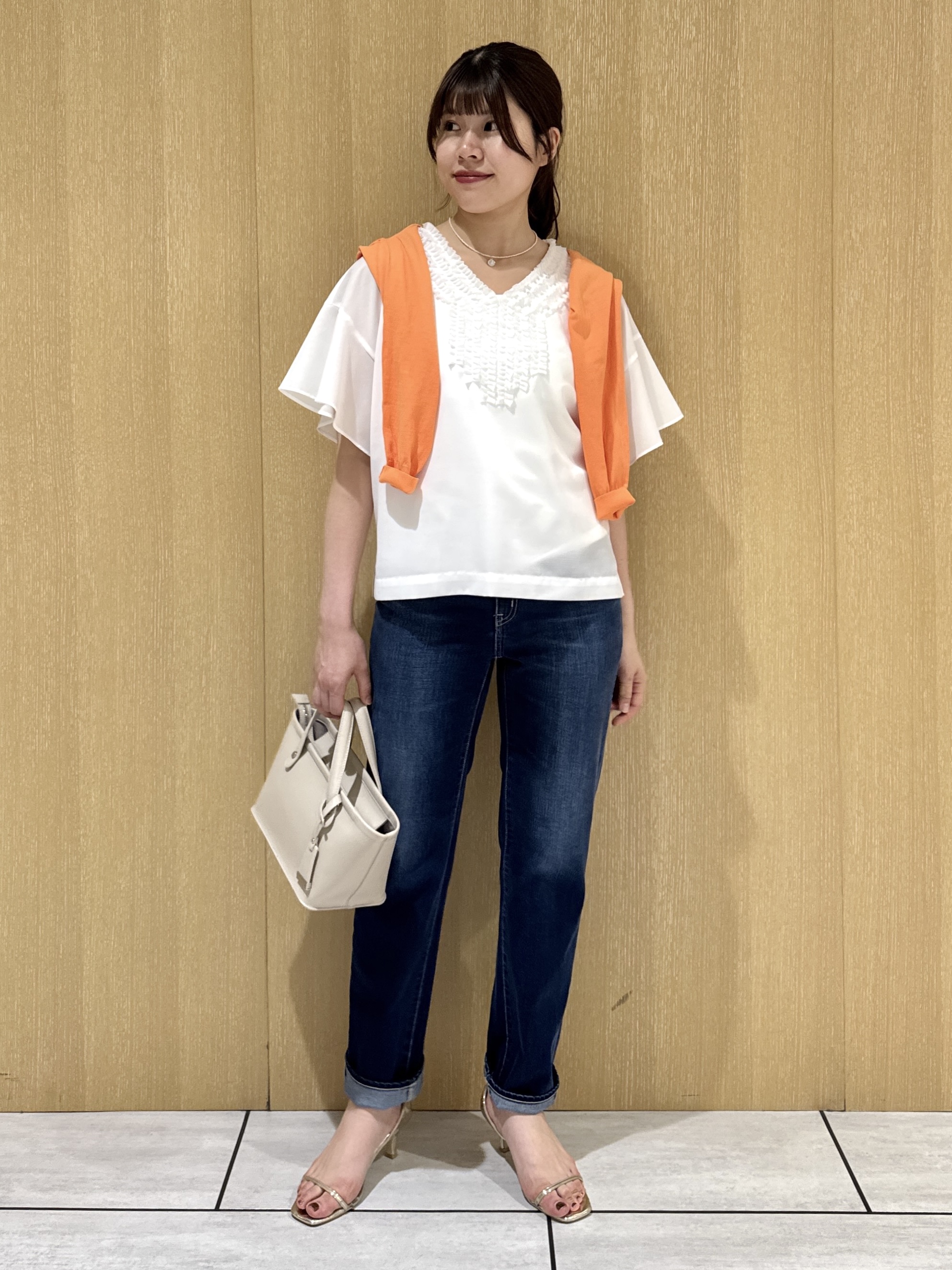 nanaさんの「UNTITLED｜【接触冷感/通気性/洗える】Vネックフリルブラウス」を使ったコーディネート