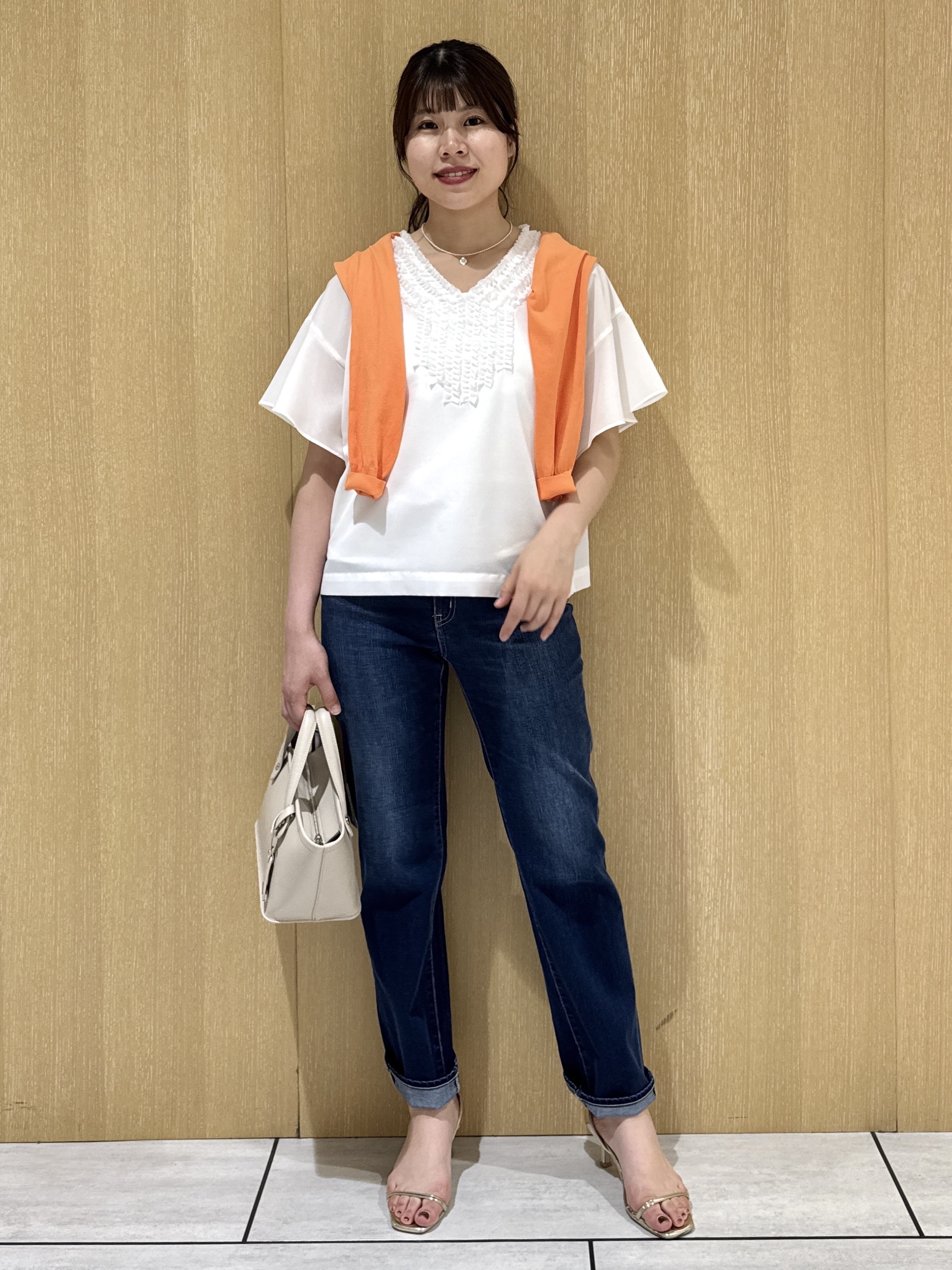 nanaさんの「UNTITLED｜【接触冷感/通気性/洗える】Vネックフリルブラウス」を使ったコーディネート