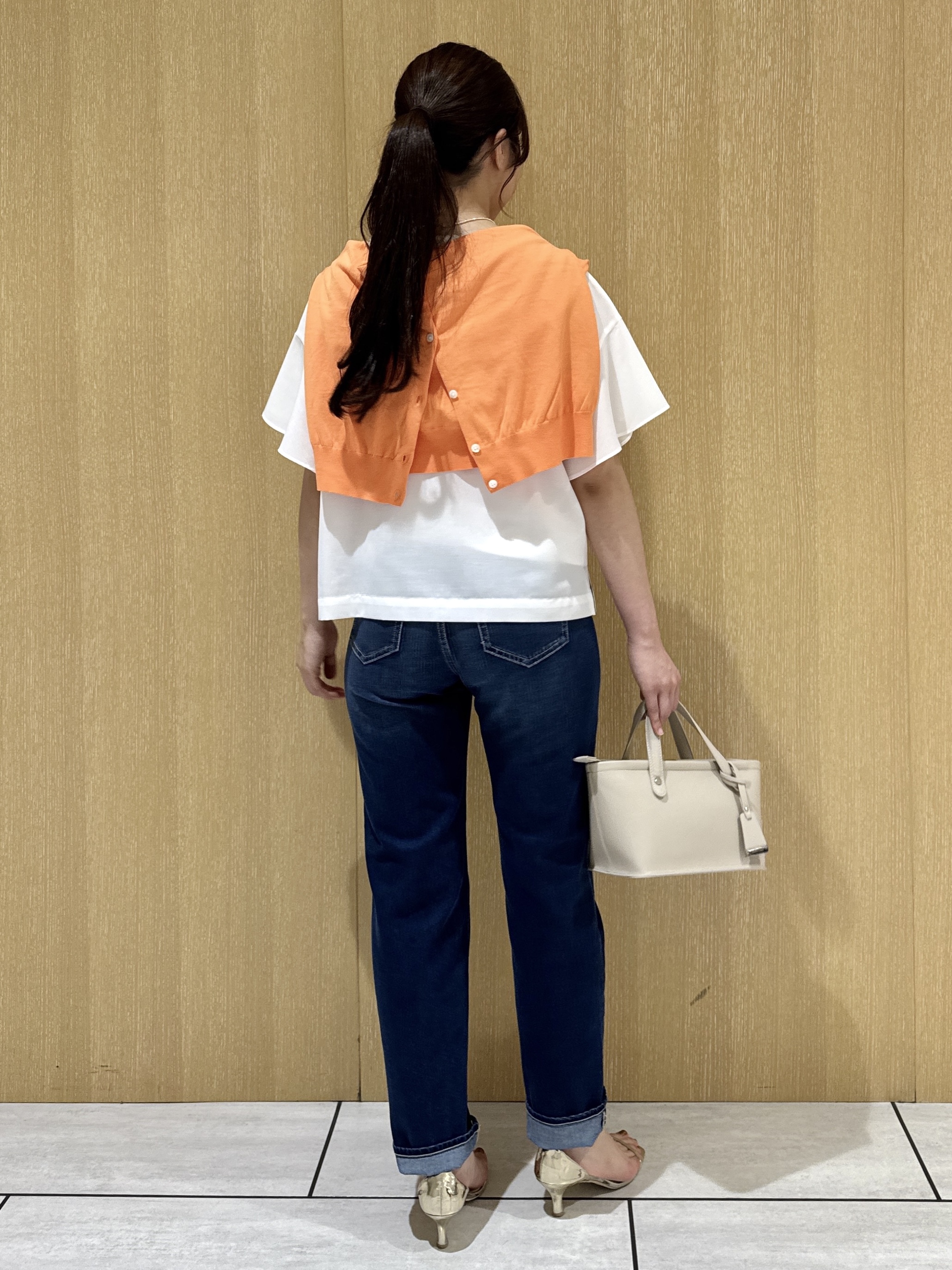 nanaさんの「UNTITLED｜【接触冷感/通気性/洗える】Vネックフリルブラウス」を使ったコーディネート