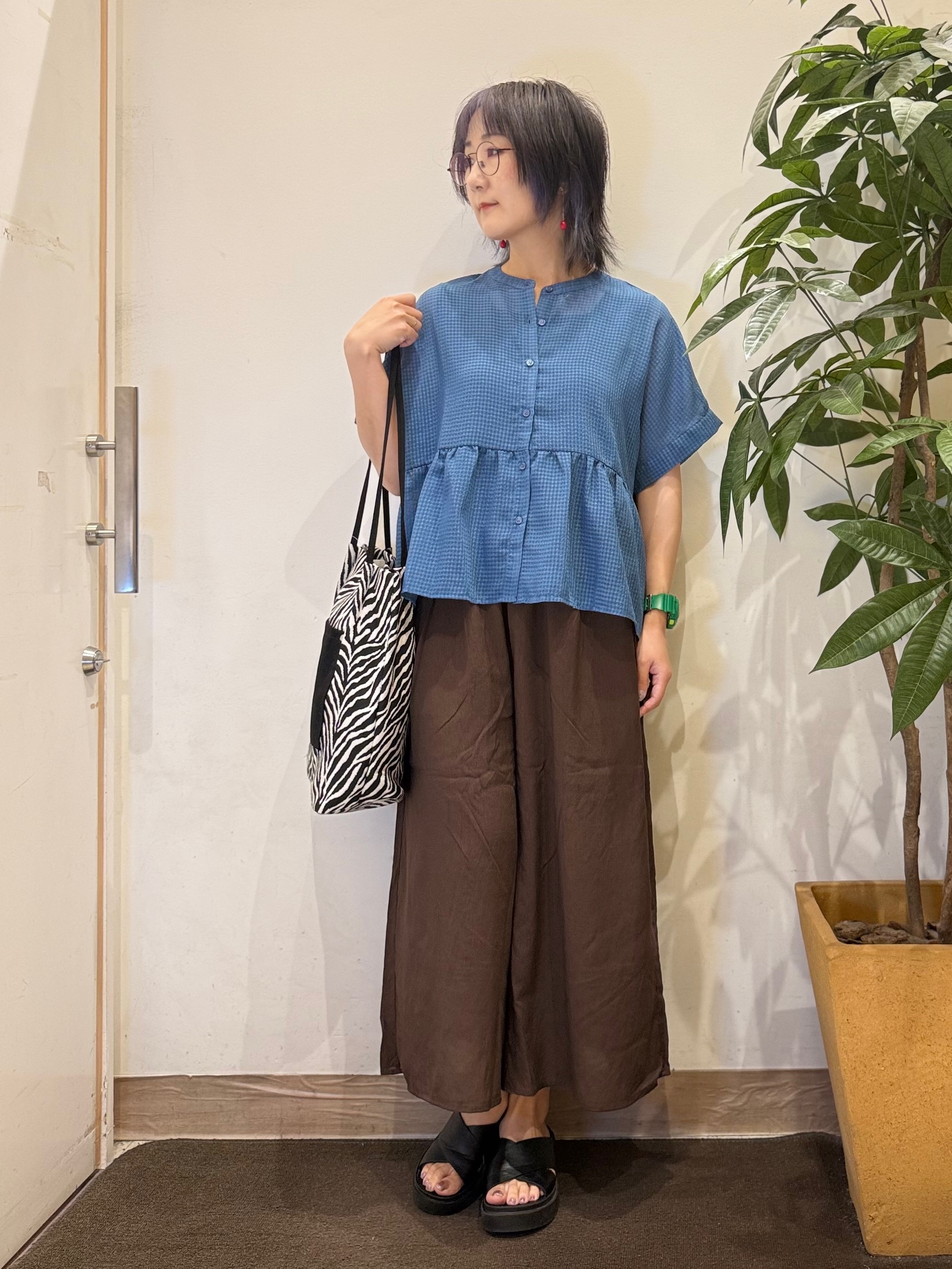 misakiさんの「SHOO･LA･RUE｜【体型カバー/洗濯機可】二の腕とお腹周りが隠せる シアーペプラムブラウス」を使ったコーディネート