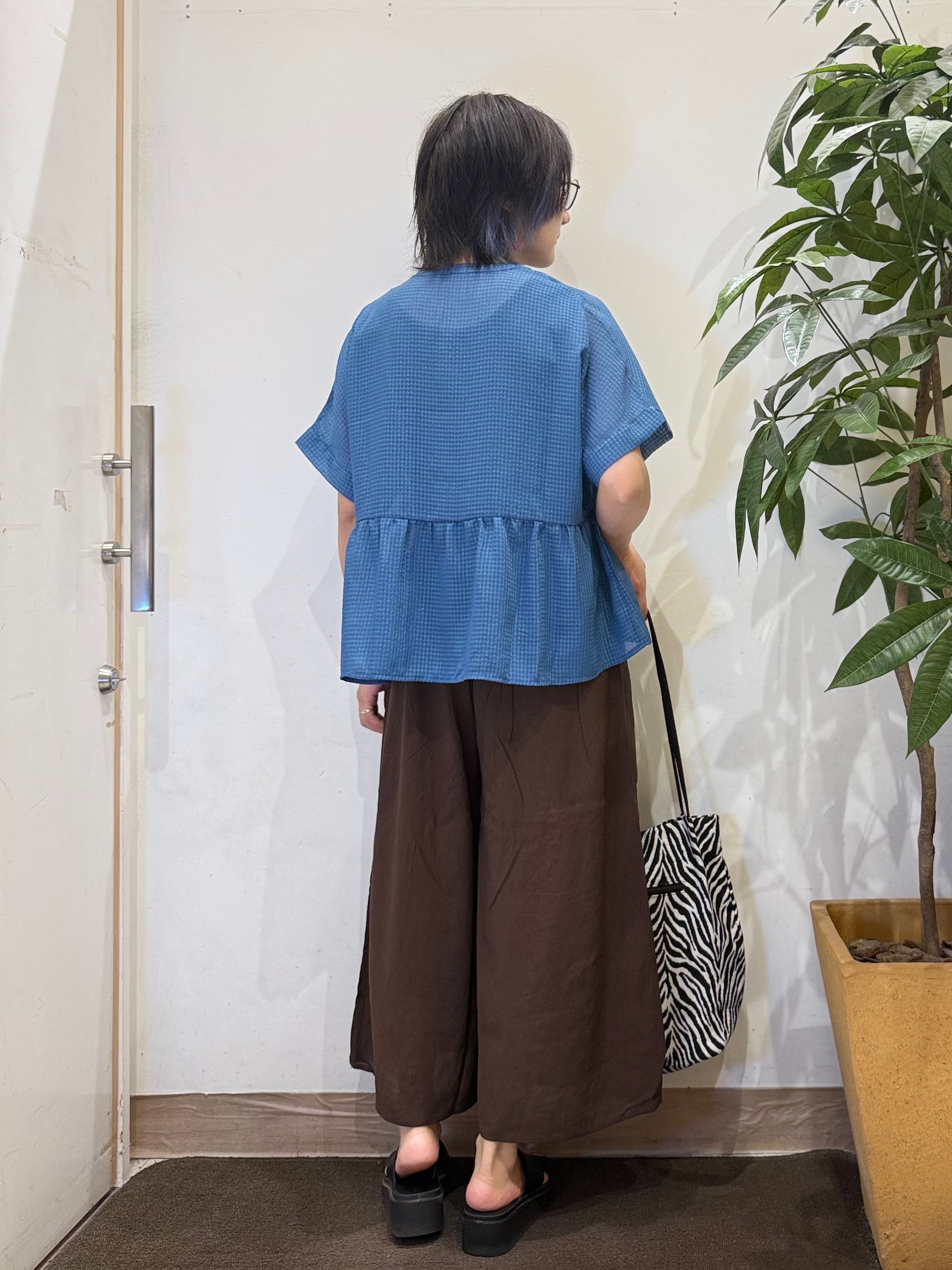 misakiさんの「SHOO･LA･RUE｜【体型カバー/洗濯機可】二の腕とお腹周りが隠せる シアーペプラムブラウス」を使ったコーディネート