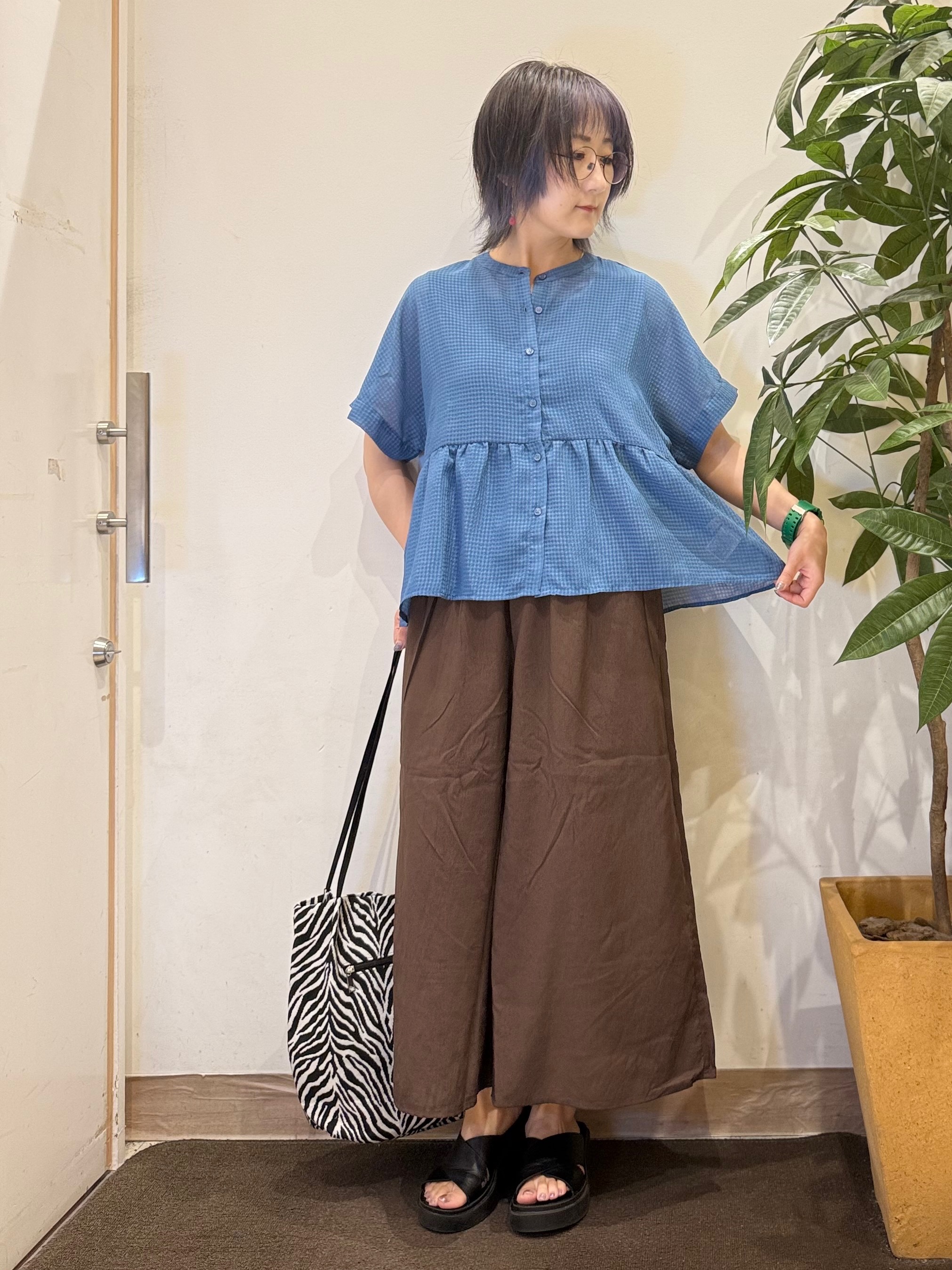 misakiさんの「SHOO･LA･RUE｜【体型カバー/洗濯機可】二の腕とお腹周りが隠せる シアーペプラムブラウス」を使ったコーディネート