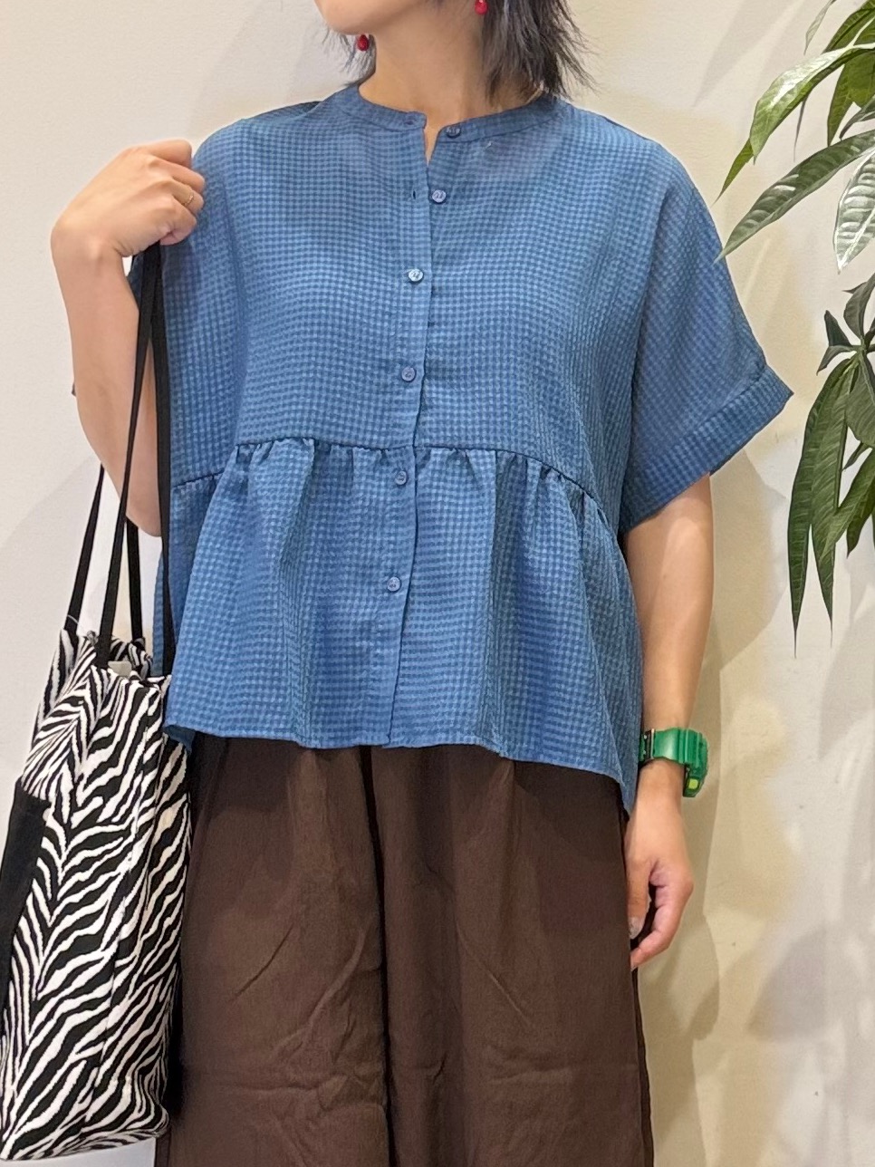 misakiさんの「SHOO･LA･RUE｜【体型カバー/洗濯機可】二の腕とお腹周りが隠せる シアーペプラムブラウス」を使ったコーディネート