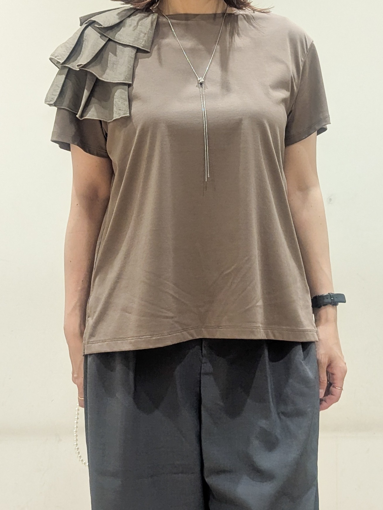 Miさんの「OPAQUE.CLIP｜【接触冷感】アシメフリルドッキングカットソー《UVケア／洗濯機OK》」を使ったコーディネート