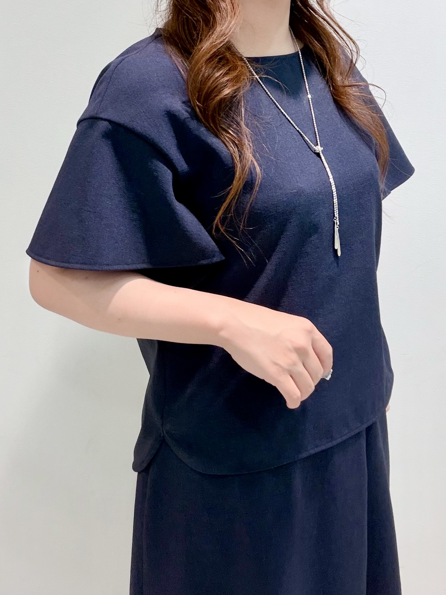 Hitomiさんの「COUP DE CHANCE｜【手洗い可／日本製】リネンライク フリル袖ブラウス」を使ったコーディネート