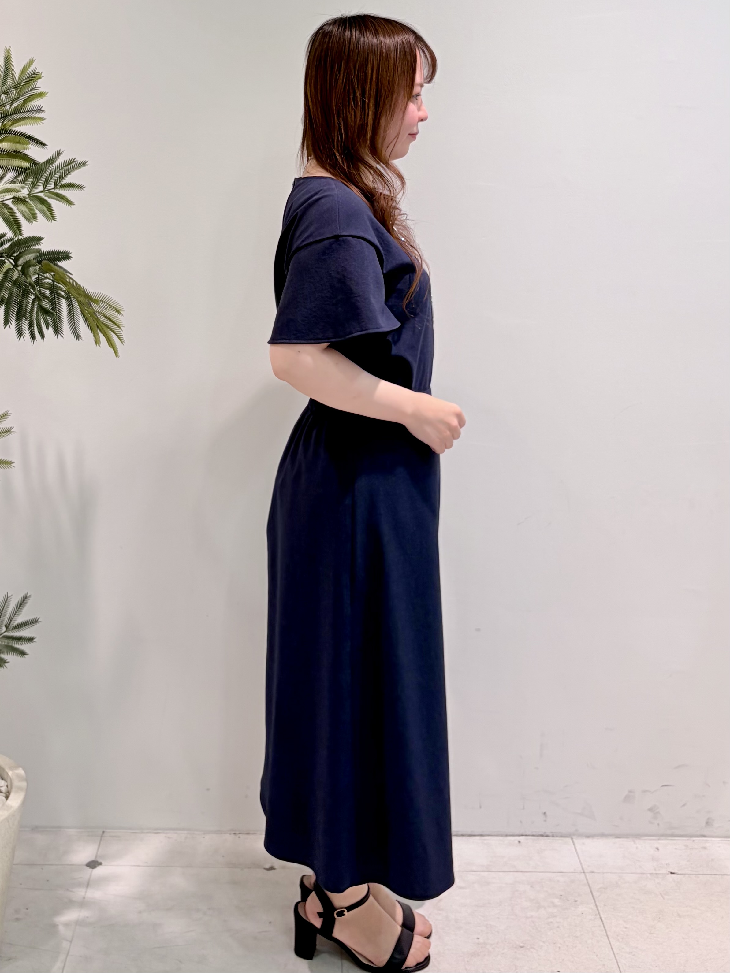 Hitomiさんの「COUP DE CHANCE｜【手洗い可／日本製】リネンライク フリル袖ブラウス」を使ったコーディネート