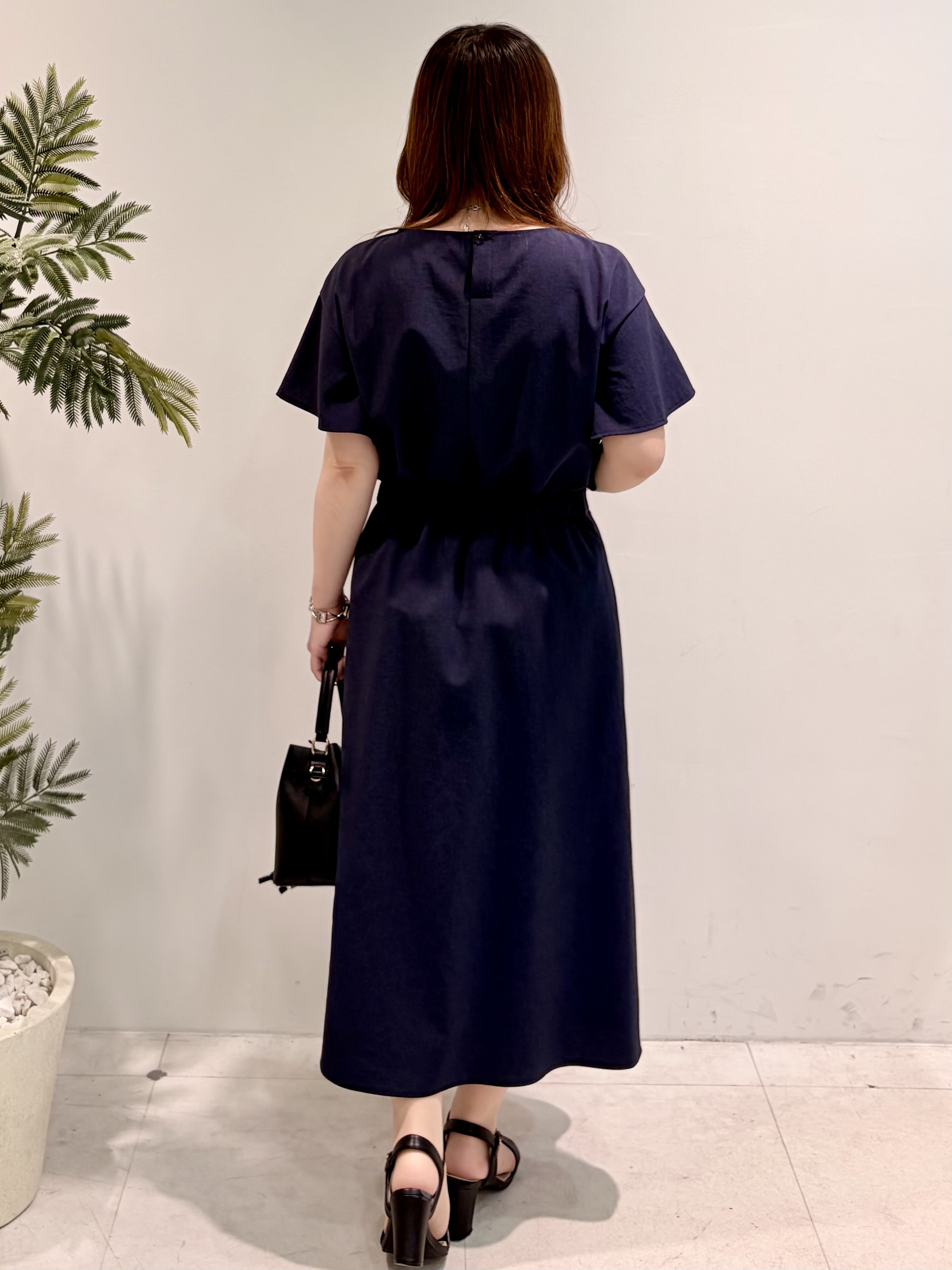 Hitomiさんの「COUP DE CHANCE｜【手洗い可／日本製】リネンライク フリル袖ブラウス」を使ったコーディネート