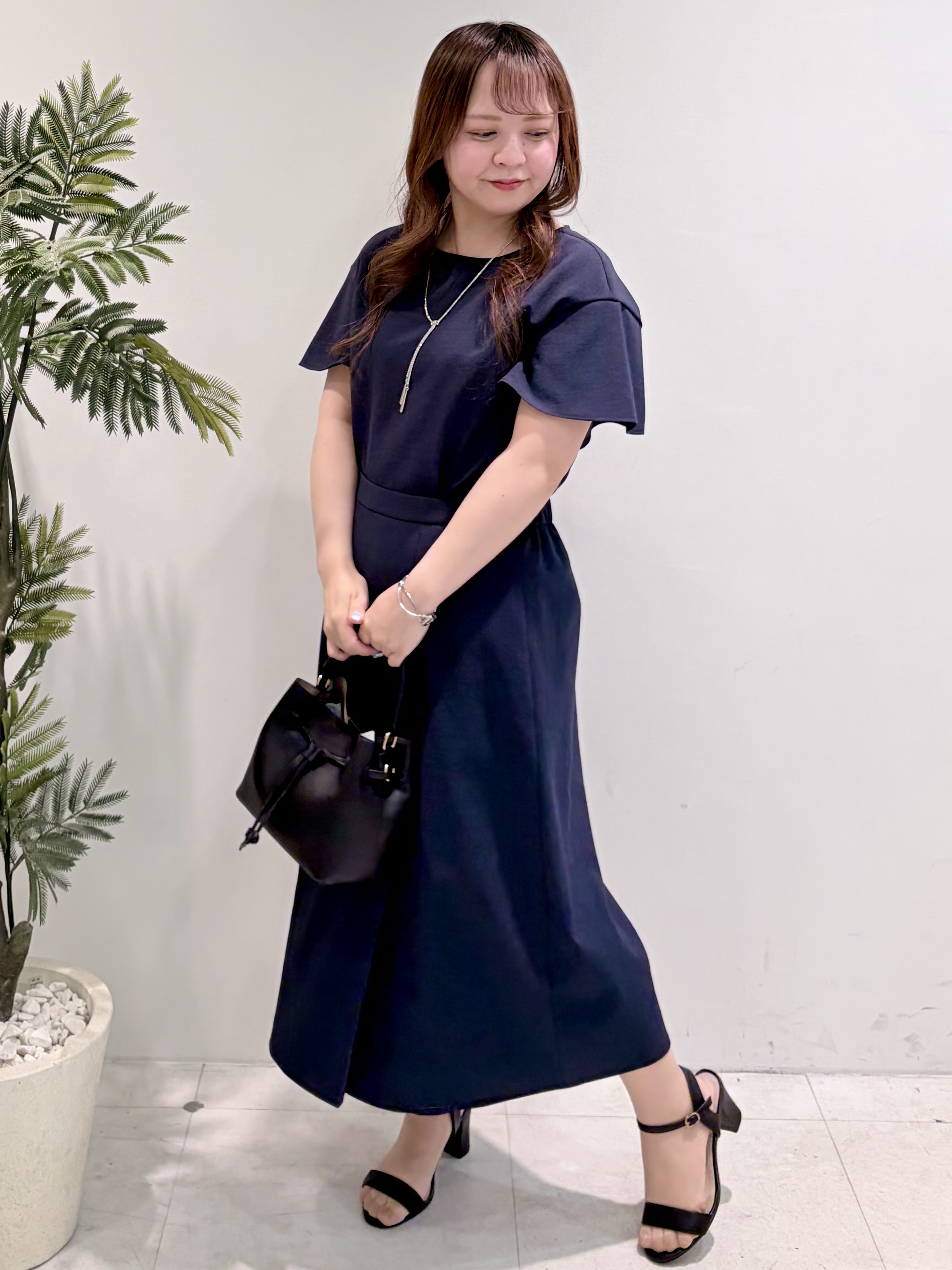 Hitomiさんの「COUP DE CHANCE｜【手洗い可／日本製】リネンライク フリル袖ブラウス」を使ったコーディネート