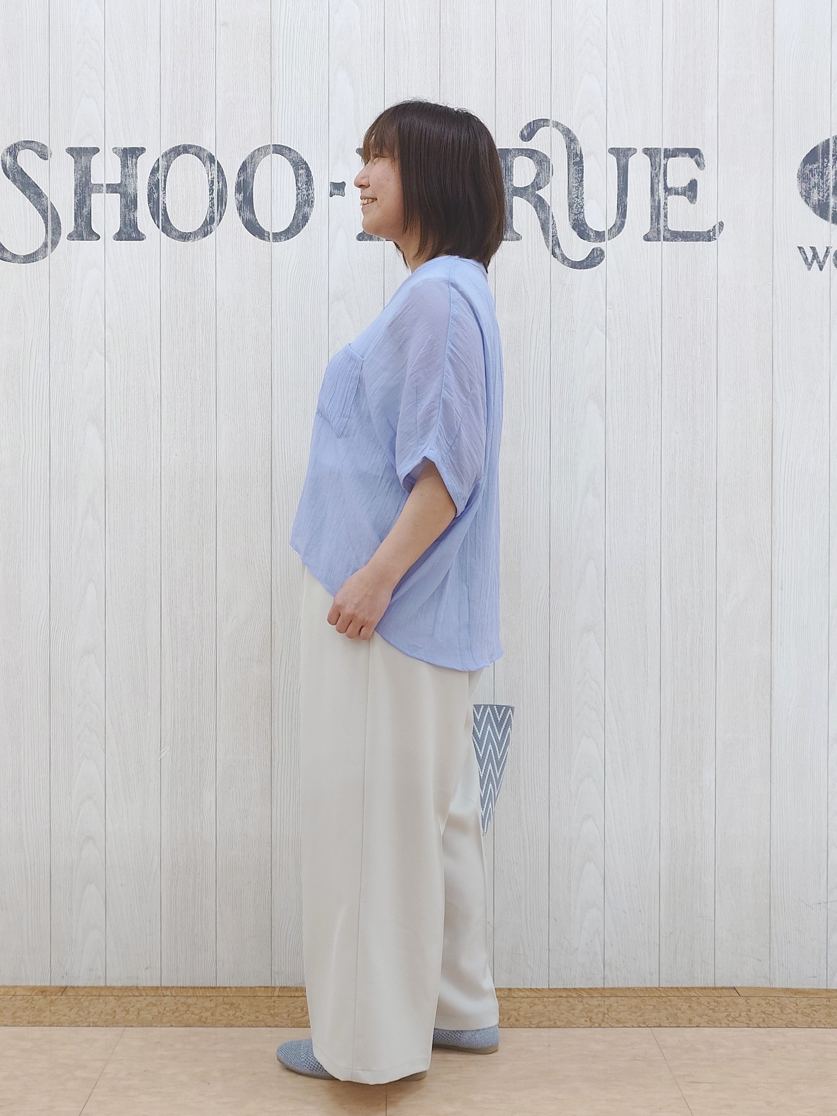 とろろさんの「SHOO･LA･RUE｜【洗濯機可/選べる6色】程よいシアー感が涼し気 ゆったりワッシャードルマンブラウス」を使ったコーディネート