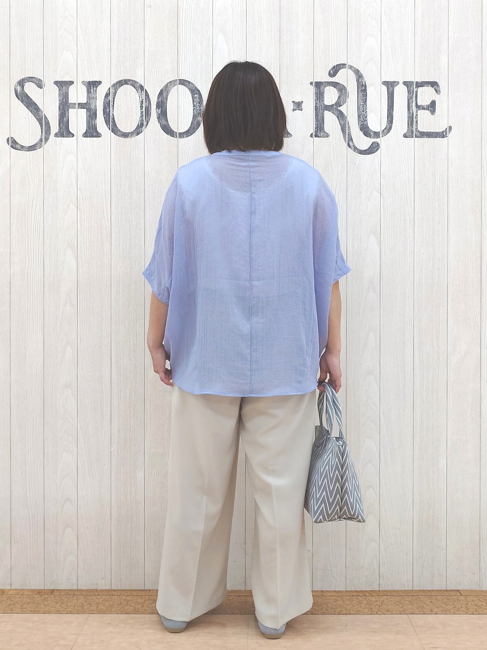 とろろさんの「SHOO･LA･RUE｜【洗濯機可/選べる6色】程よいシアー感が涼し気 ゆったりワッシャードルマンブラウス」を使ったコーディネート