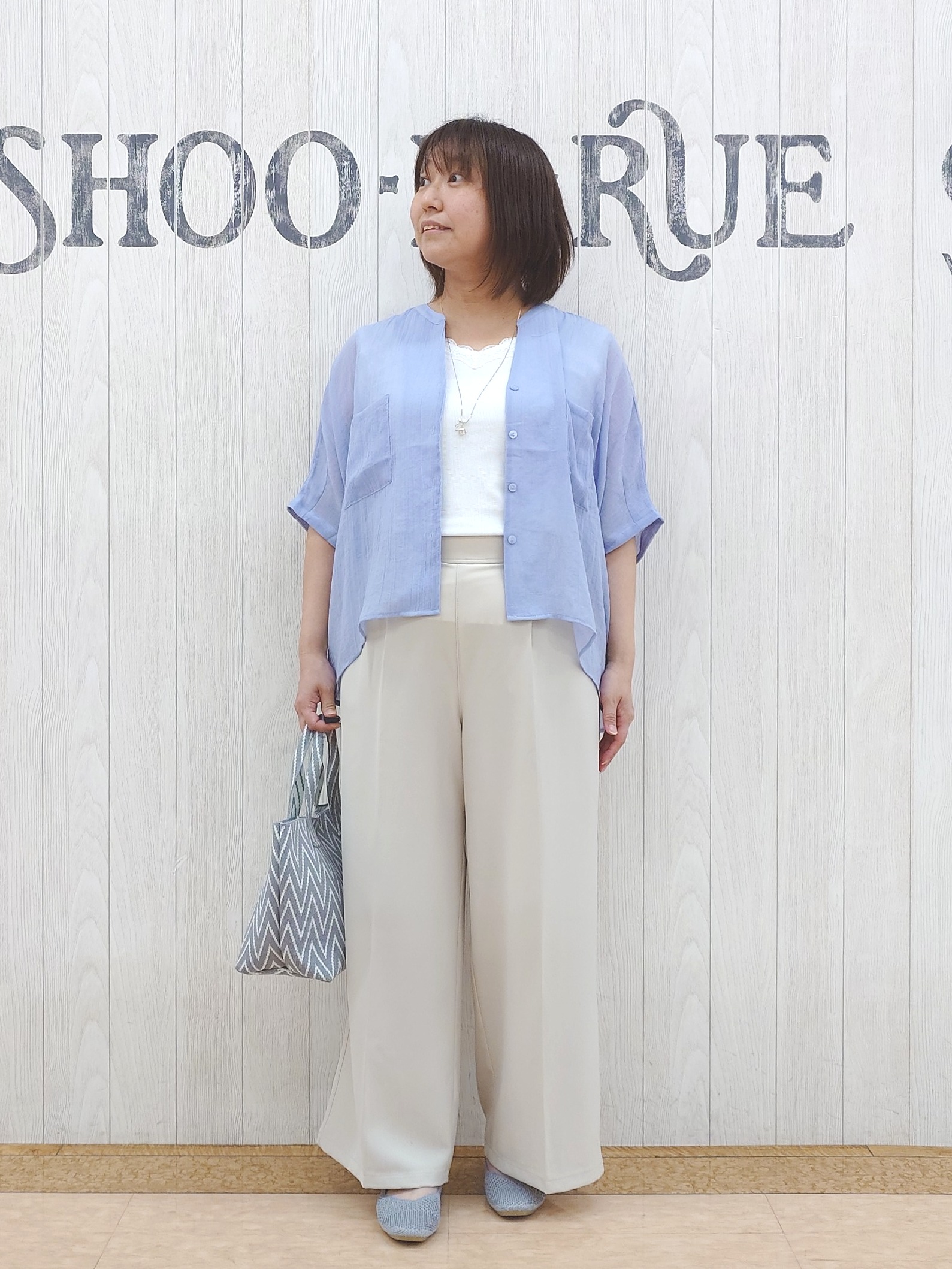 とろろさんの「SHOO･LA･RUE｜【洗濯機可/選べる6色】程よいシアー感が涼し気 ゆったりワッシャードルマンブラウス」を使ったコーディネート