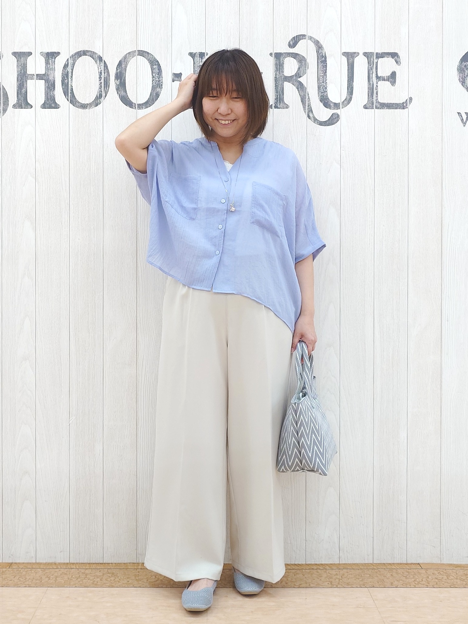 とろろさんの「SHOO･LA･RUE｜【洗濯機可/選べる6色】程よいシアー感が涼し気 ゆったりワッシャードルマンブラウス」を使ったコーディネート