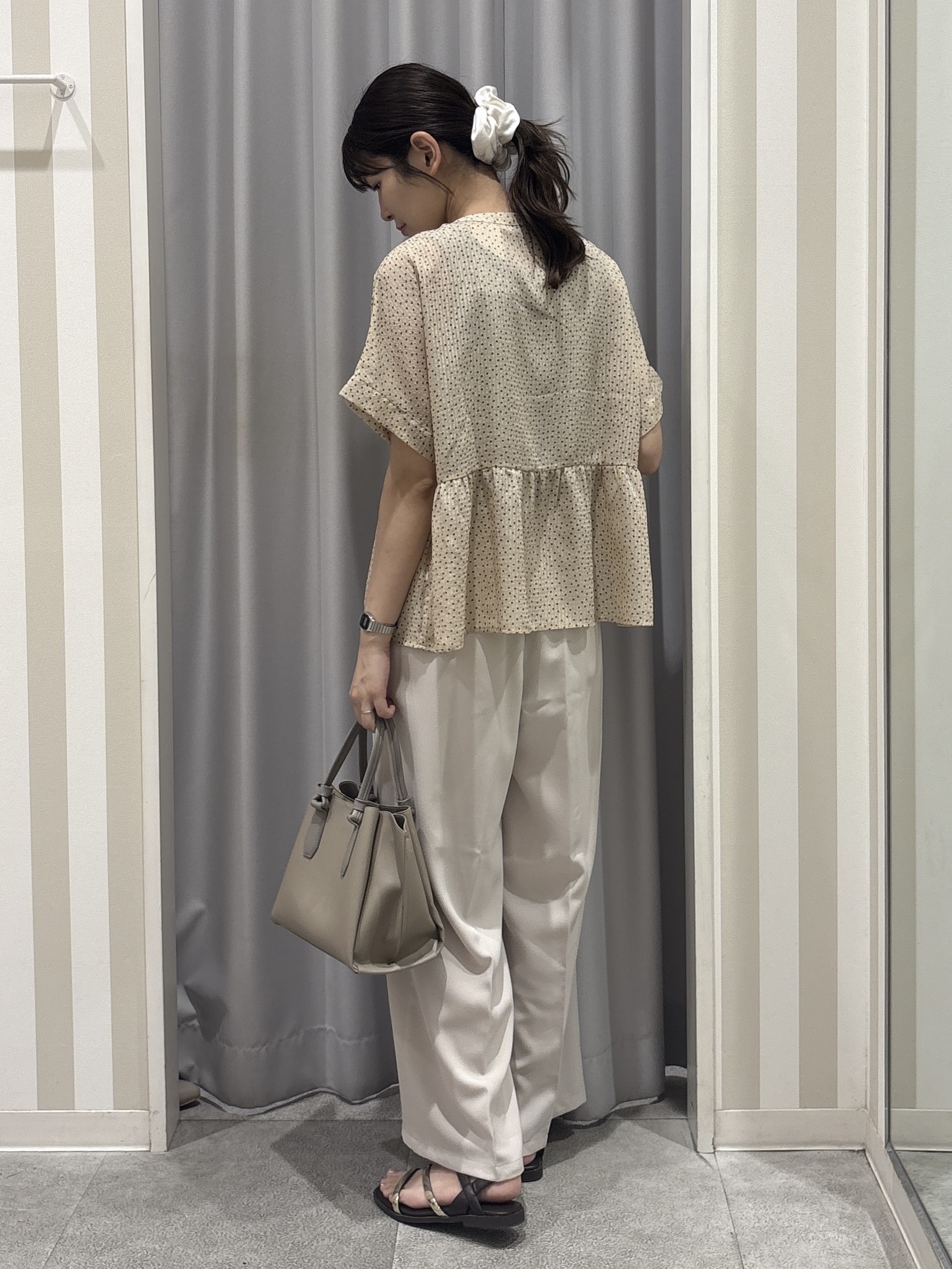 Rikaさんの「SHOO･LA･RUE｜【体型カバー/洗濯機可】二の腕とお腹周りが隠せる シアーペプラムブラウス」を使ったコーディネート