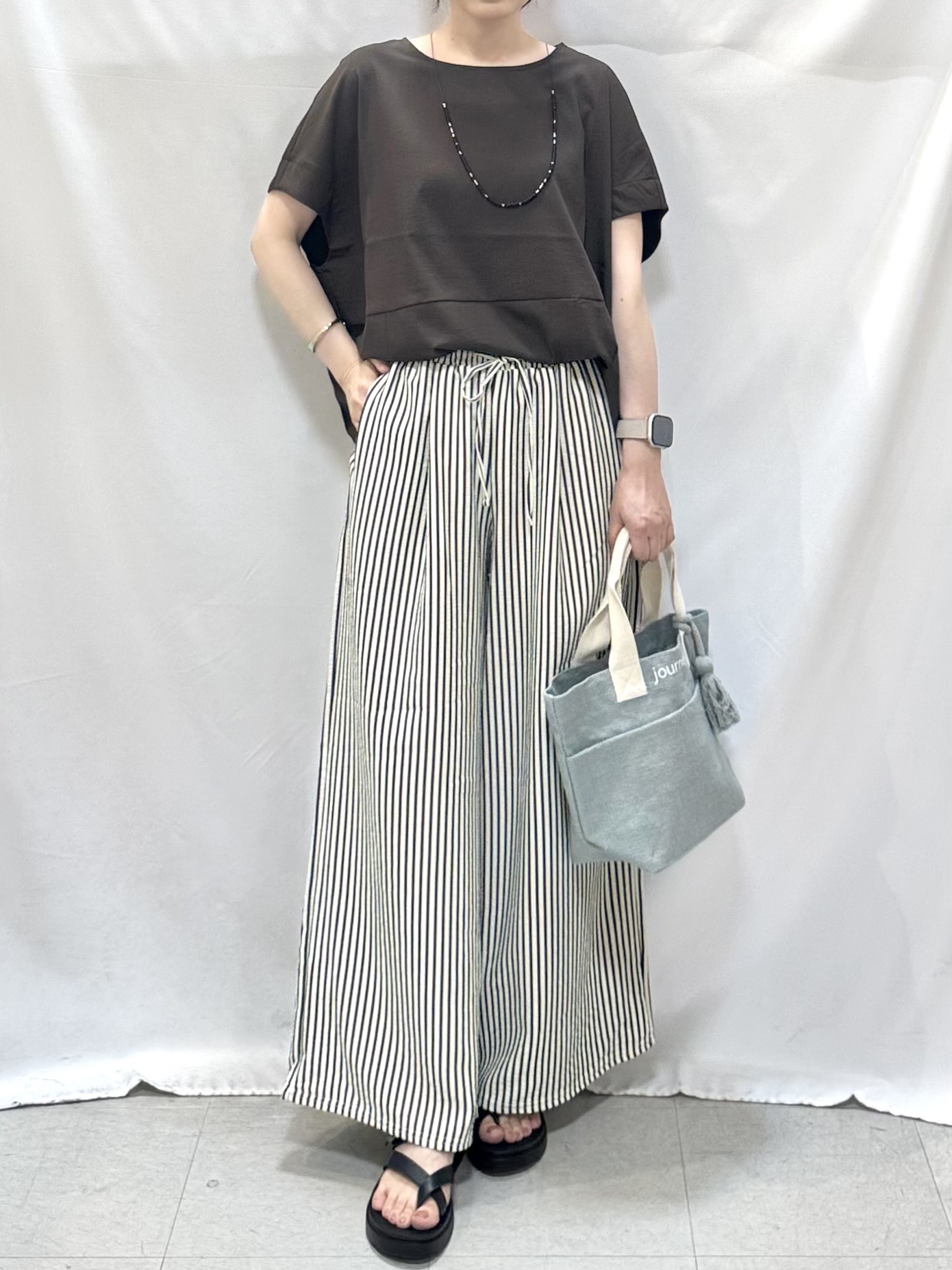 𝐇𝐢𝐫𝐨𝐦𝐢さんの「SHOO･LA･RUE｜【洗濯機可/セットアップ可】軽凛(かろりん) シンプル上品 切替コクーントップス」を使ったコーディネート