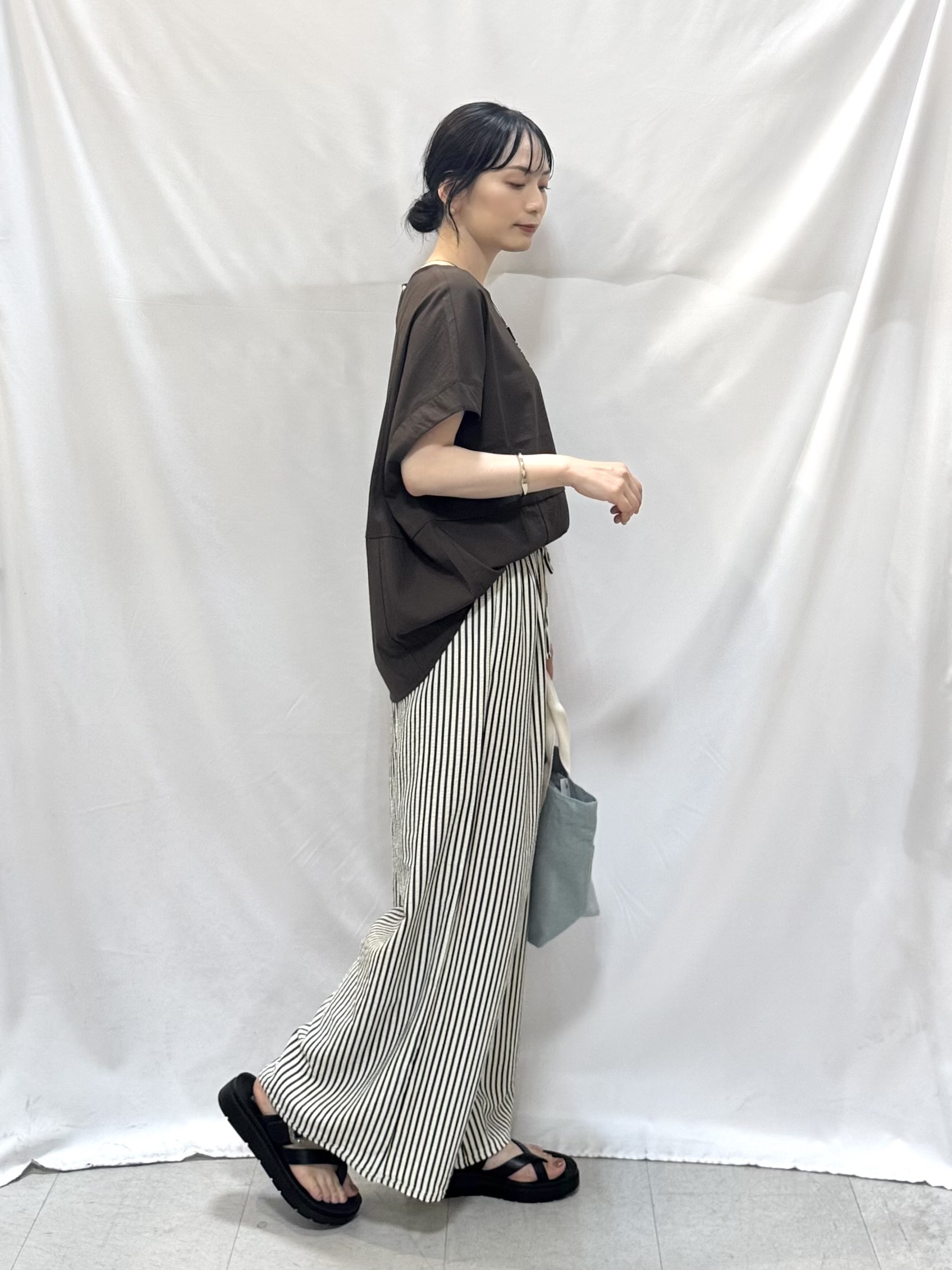 𝐇𝐢𝐫𝐨𝐦𝐢さんの「SHOO･LA･RUE｜【洗濯機可/セットアップ可】軽凛(かろりん) シンプル上品 切替コクーントップス」を使ったコーディネート