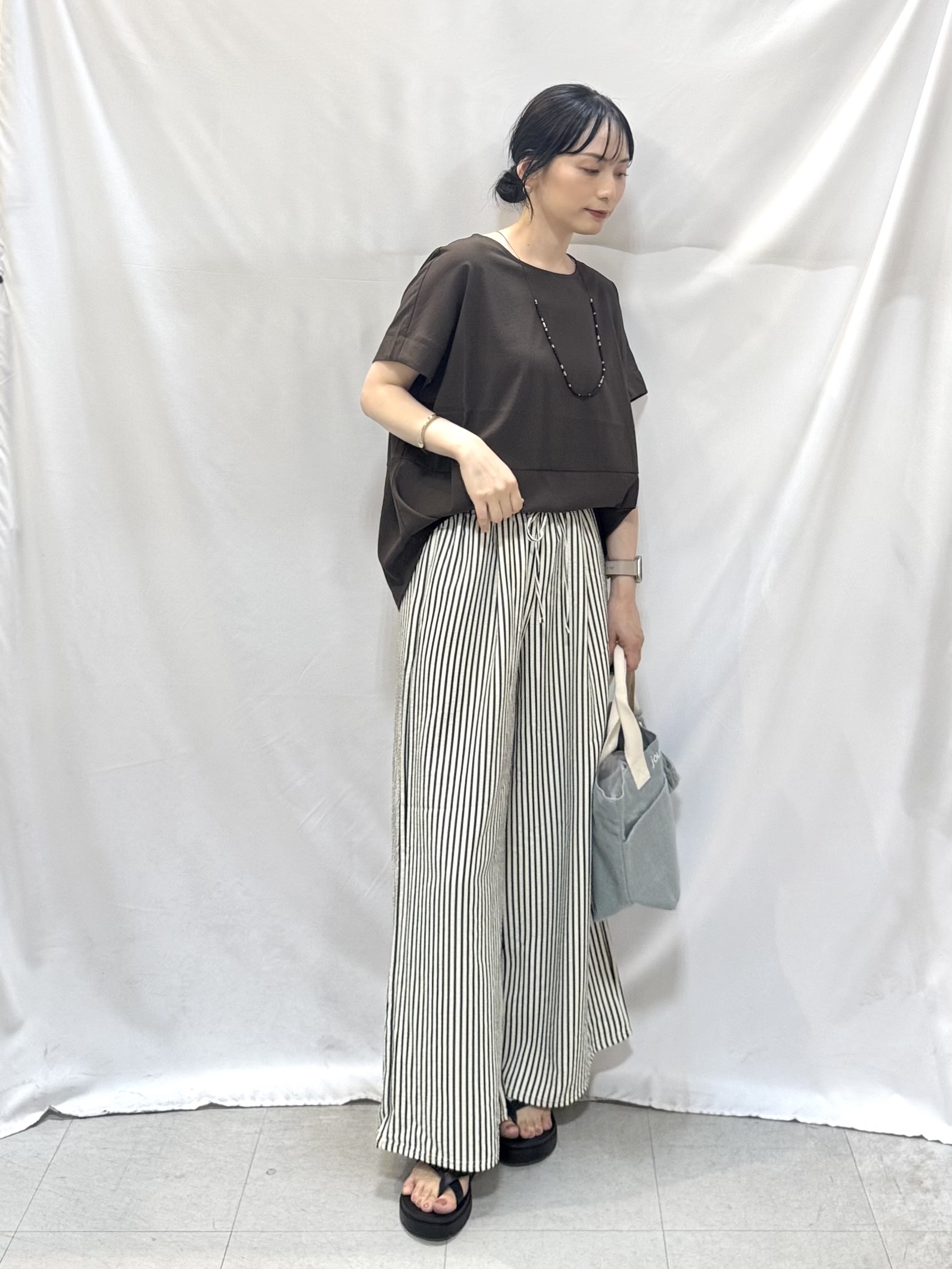 𝐇𝐢𝐫𝐨𝐦𝐢さんの「SHOO･LA･RUE｜【洗濯機可/セットアップ可】軽凛(かろりん) シンプル上品 切替コクーントップス」を使ったコーディネート