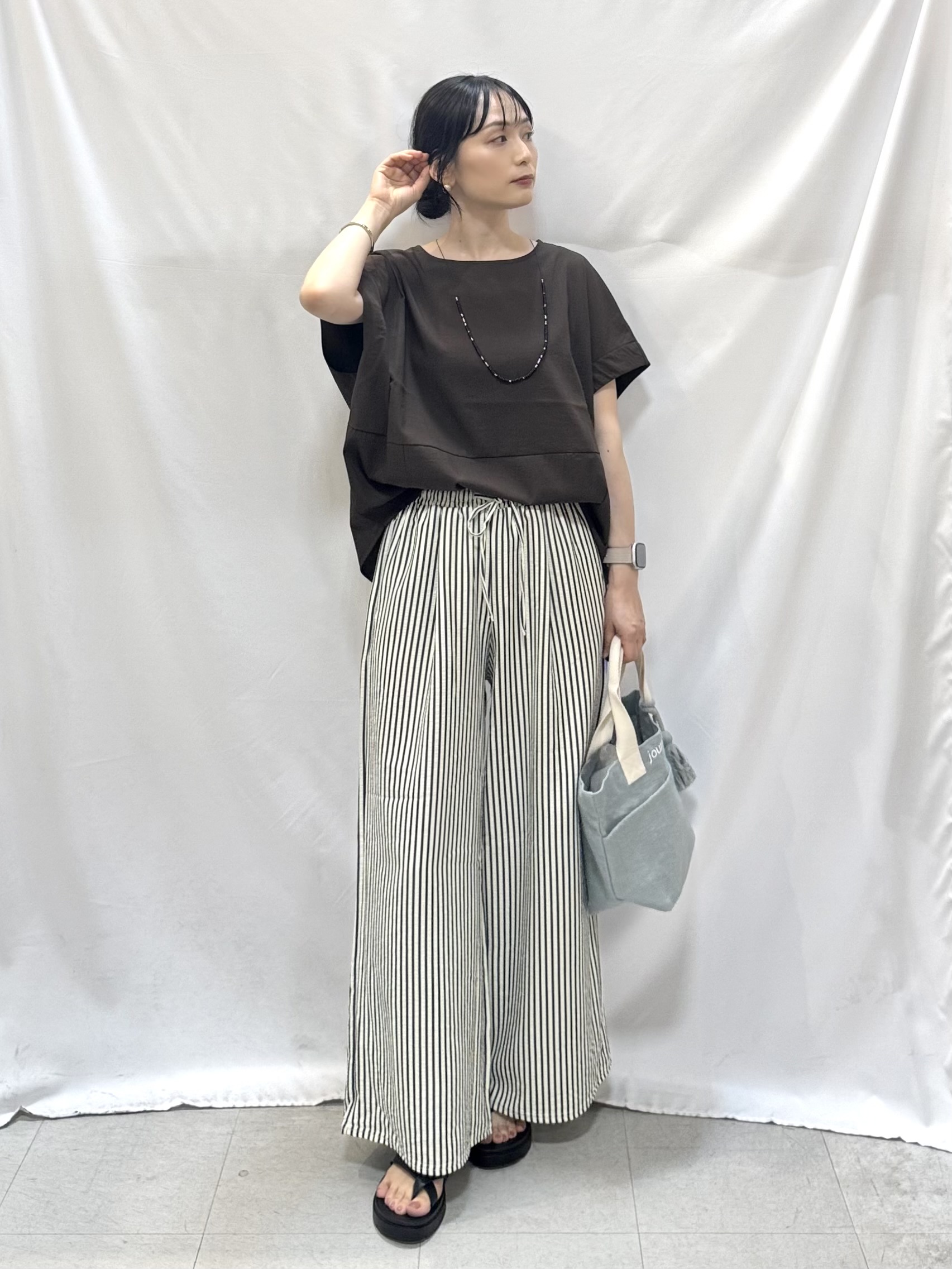𝐇𝐢𝐫𝐨𝐦𝐢さんの「SHOO･LA･RUE｜【洗濯機可/セットアップ可】軽凛(かろりん) シンプル上品 切替コクーントップス」を使ったコーディネート