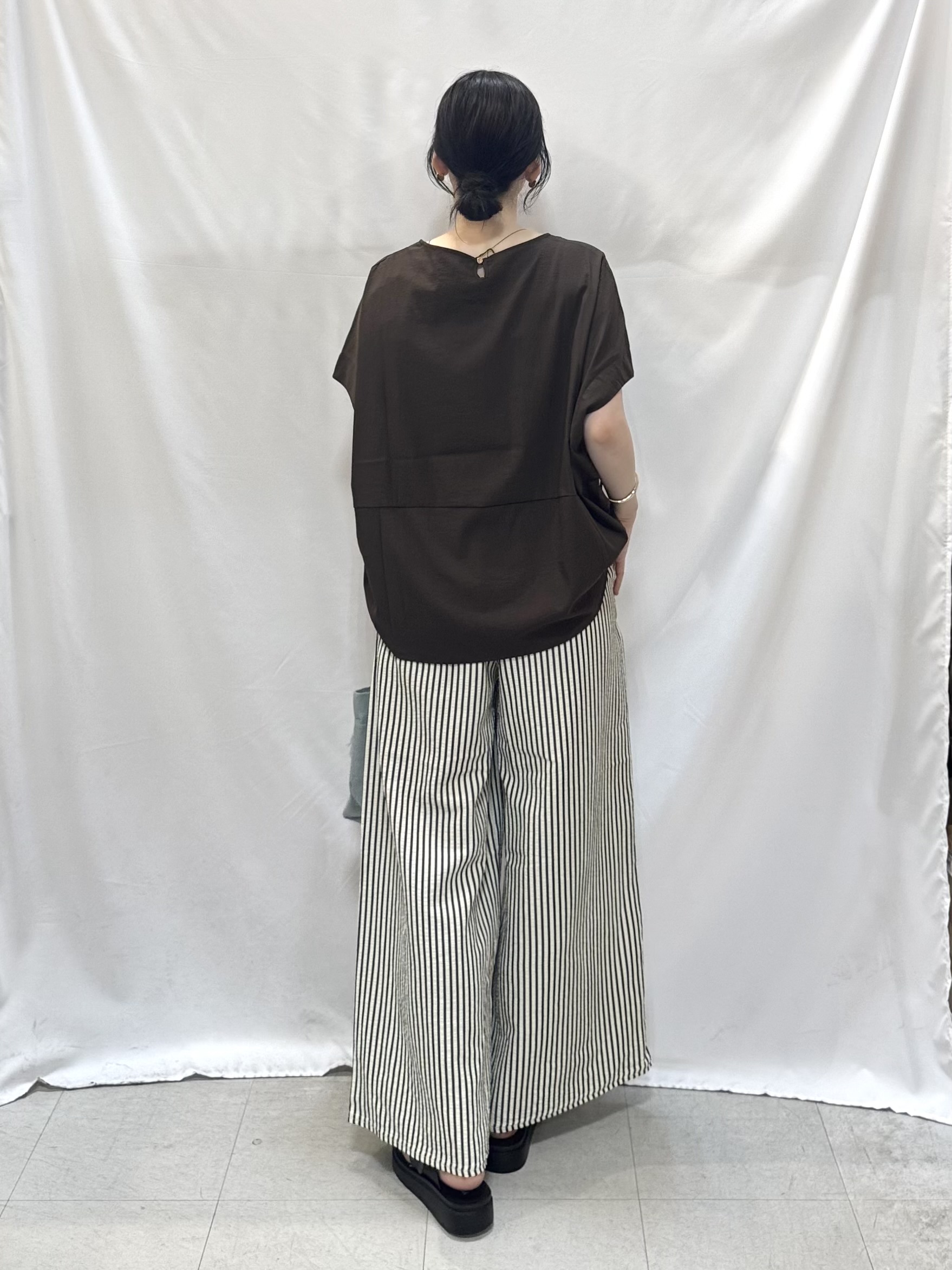 𝐇𝐢𝐫𝐨𝐦𝐢さんの「SHOO･LA･RUE｜【洗濯機可/セットアップ可】軽凛(かろりん) シンプル上品 切替コクーントップス」を使ったコーディネート