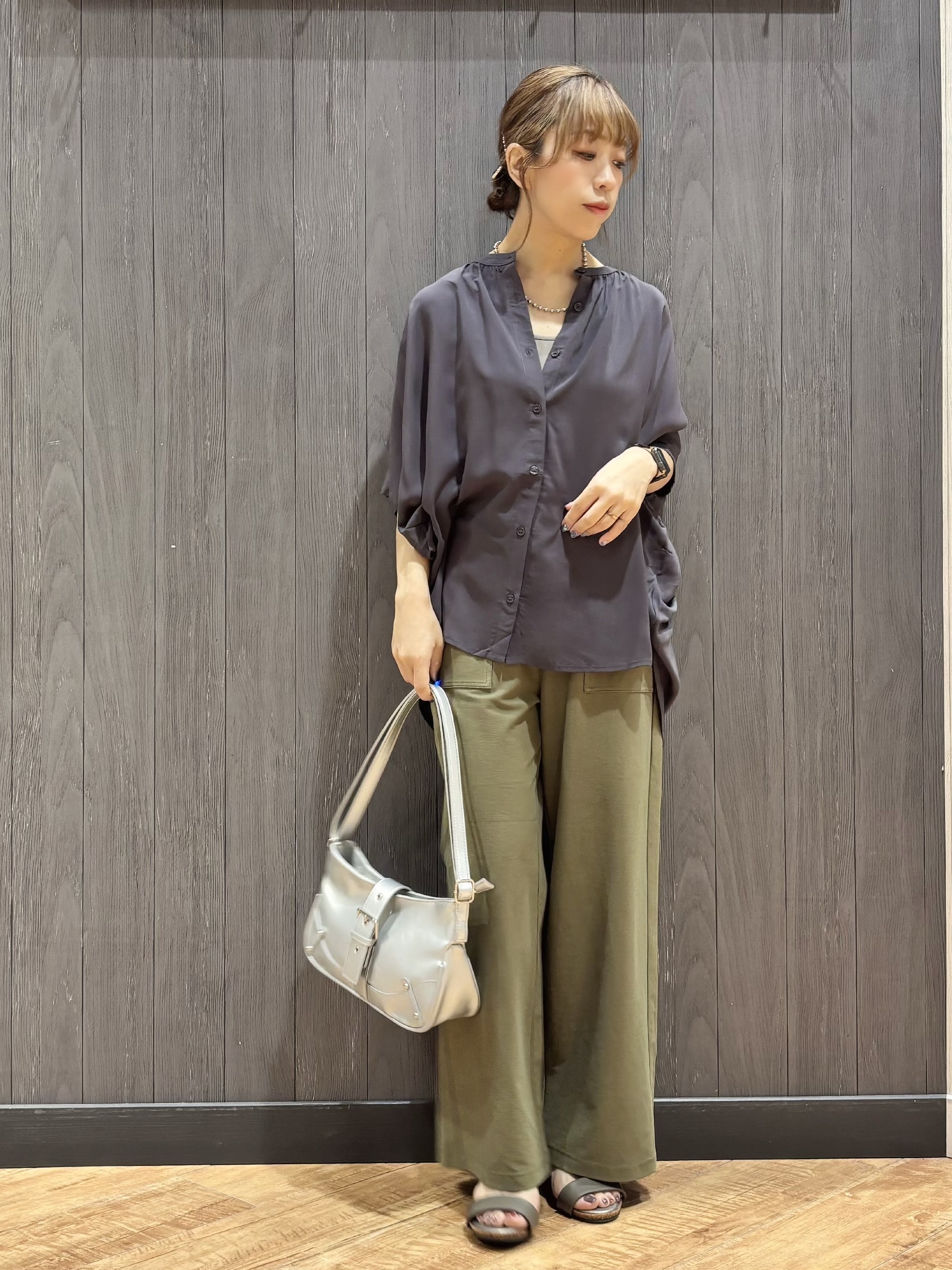 meiさんの「SHOO･LA･RUE｜【洗濯機可/体型カバー】二の腕隠れる ゆるっとドルマンバンドカラーシャツ」を使ったコーディネート