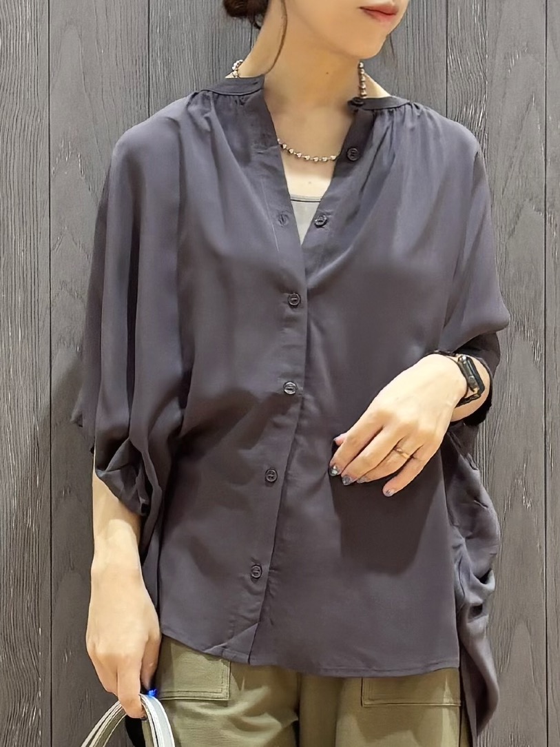 meiさんの「SHOO･LA･RUE｜【洗濯機可/体型カバー】二の腕隠れる ゆるっとドルマンバンドカラーシャツ」を使ったコーディネート