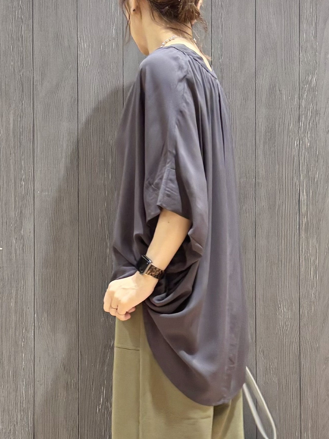 meiさんの「SHOO･LA･RUE｜【洗濯機可/体型カバー】二の腕隠れる ゆるっとドルマンバンドカラーシャツ」を使ったコーディネート