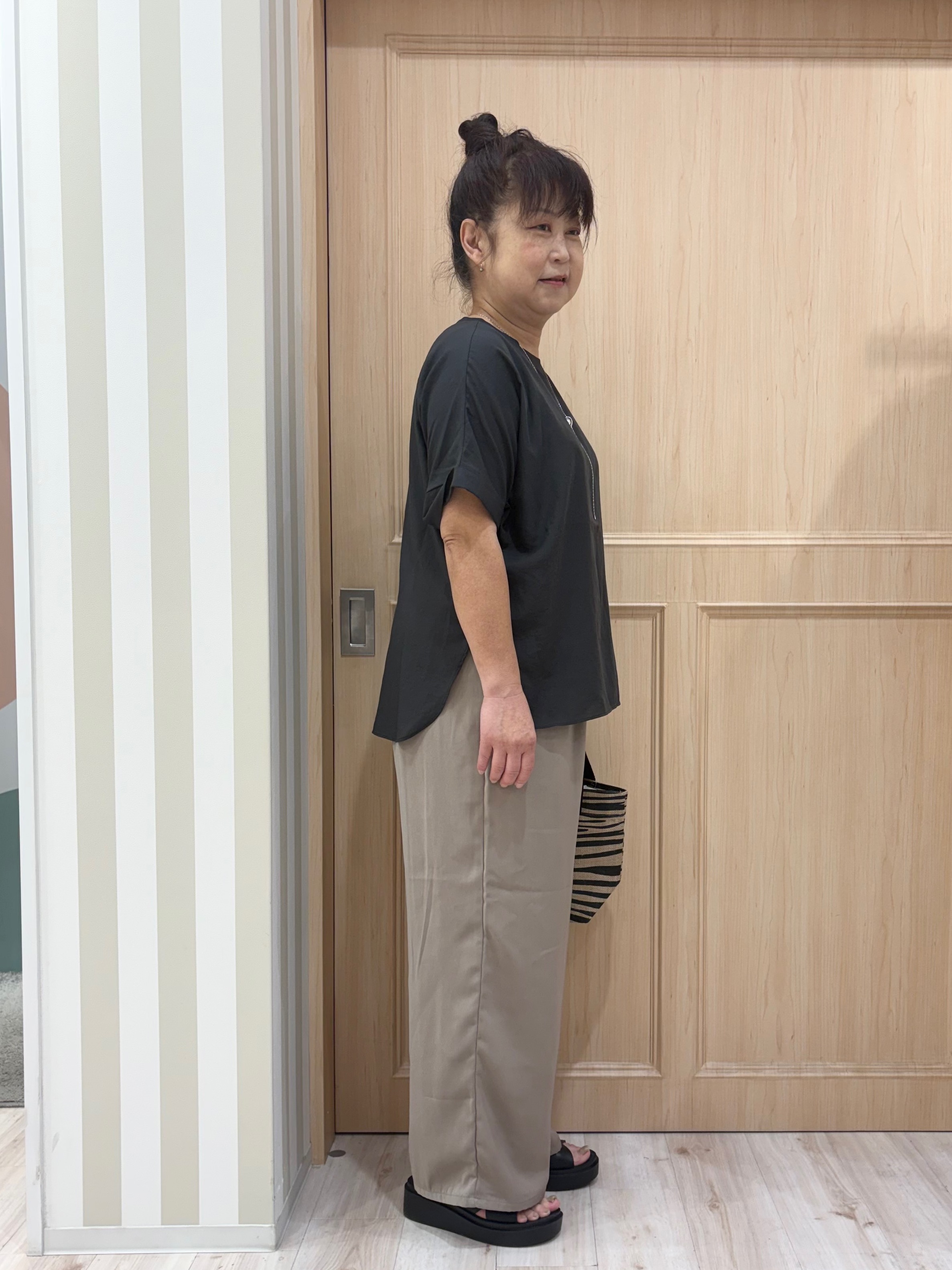 モランさんの「SHOO･LA･RUE｜【着丈選べる/体型カバー】洗濯後しわになりにくい さらっと快適ドルマントップス」を使ったコーディネート