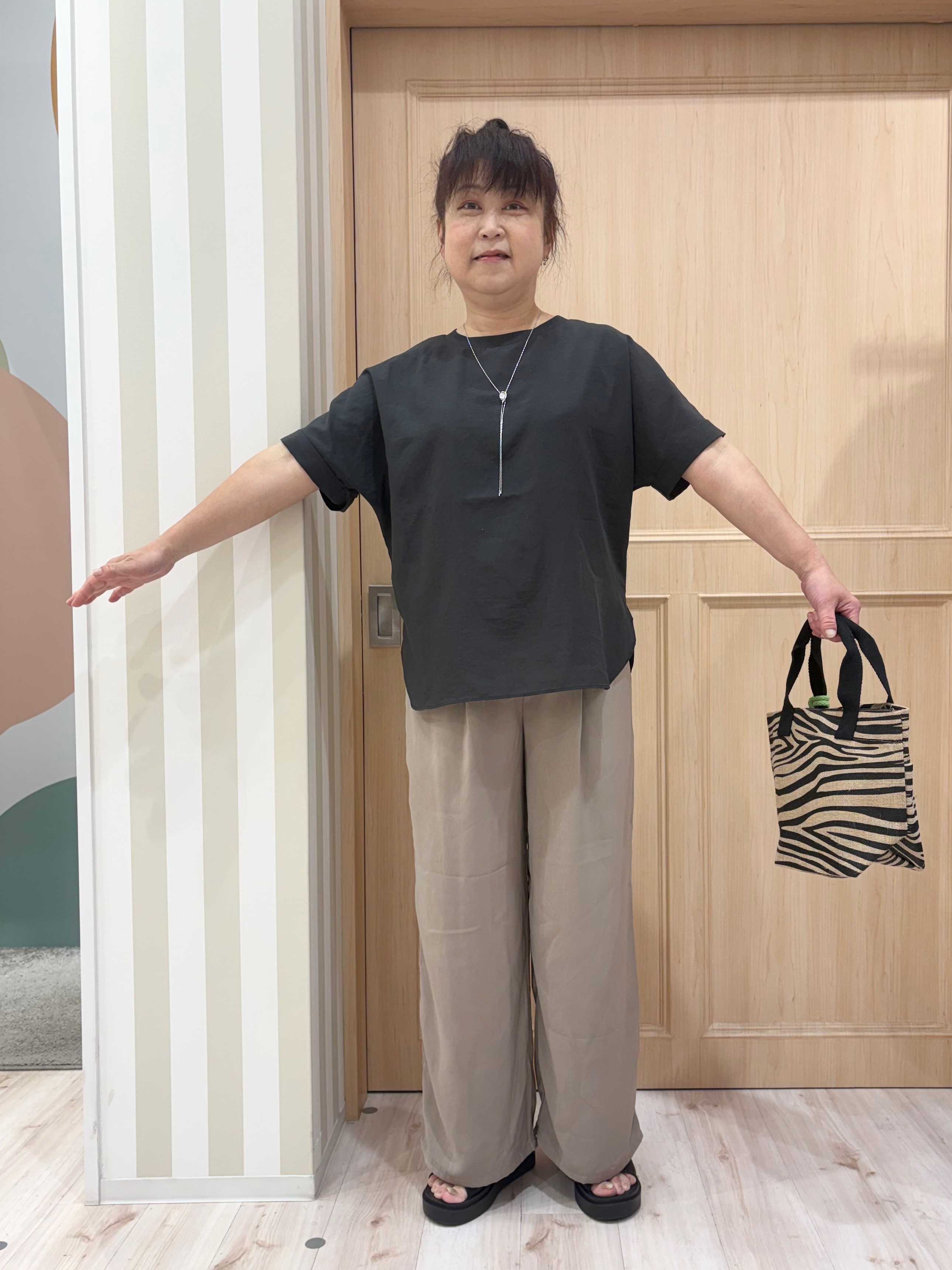 モランさんの「SHOO･LA･RUE｜【着丈選べる/体型カバー】洗濯後しわになりにくい さらっと快適ドルマントップス」を使ったコーディネート