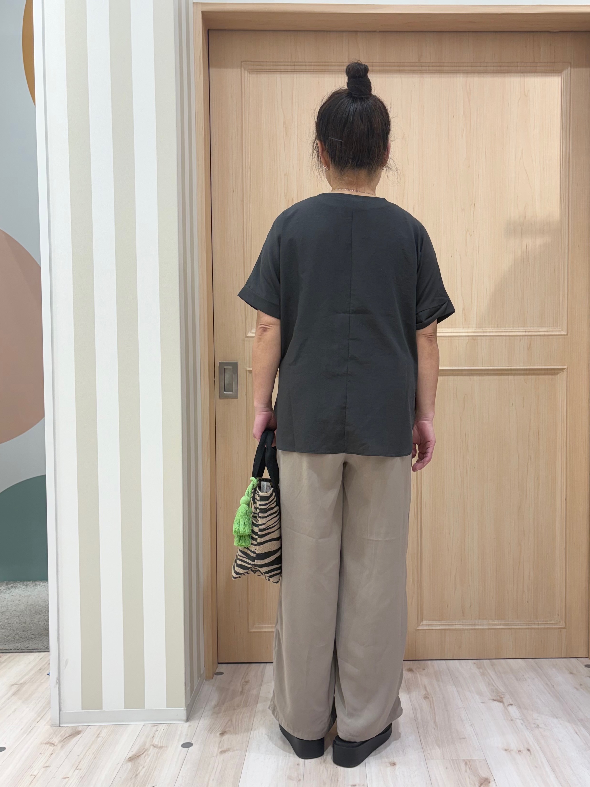 モランさんの「SHOO･LA･RUE｜【着丈選べる/体型カバー】洗濯後しわになりにくい さらっと快適ドルマントップス」を使ったコーディネート