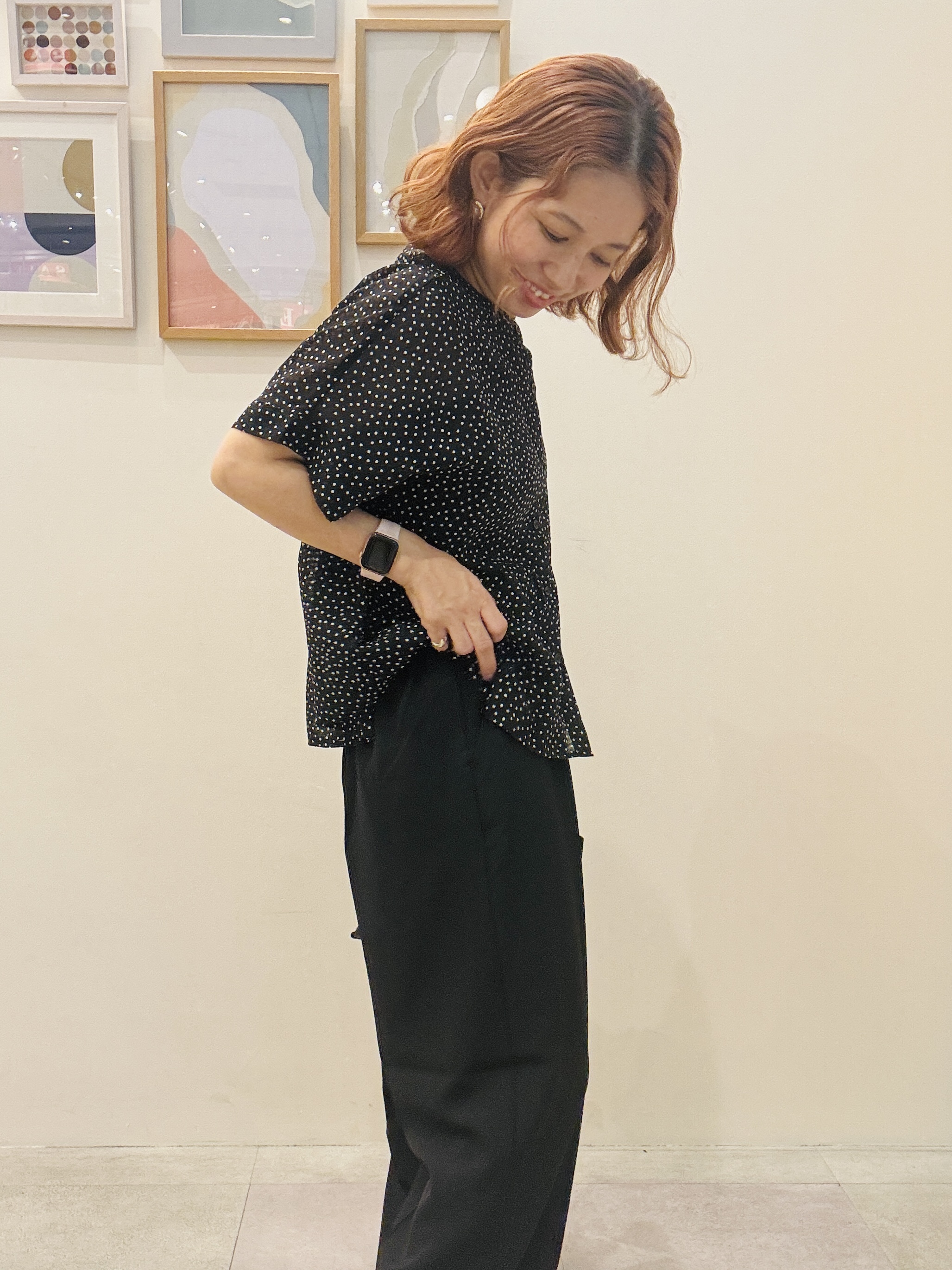 たけぴさんの「SHOO･LA･RUE｜【体型カバー/洗濯機可】二の腕とお腹周りが隠せる シアーペプラムブラウス」を使ったコーディネート
