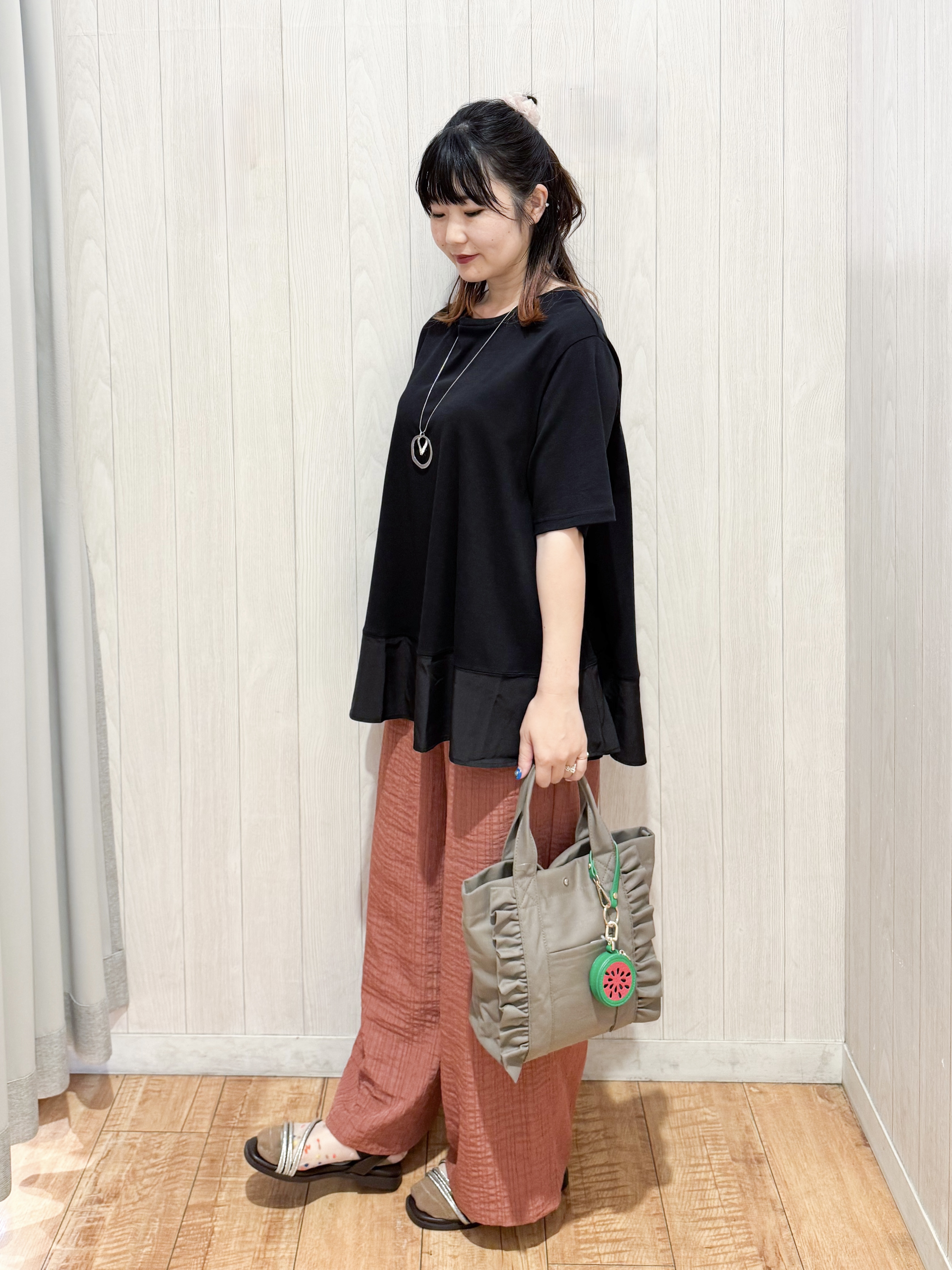 愛さんの「SHOO･LA･RUE｜【UV/抗菌防臭/洗濯機可】体型カバーも叶う 裾切り替えAライントップス」を使ったコーディネート