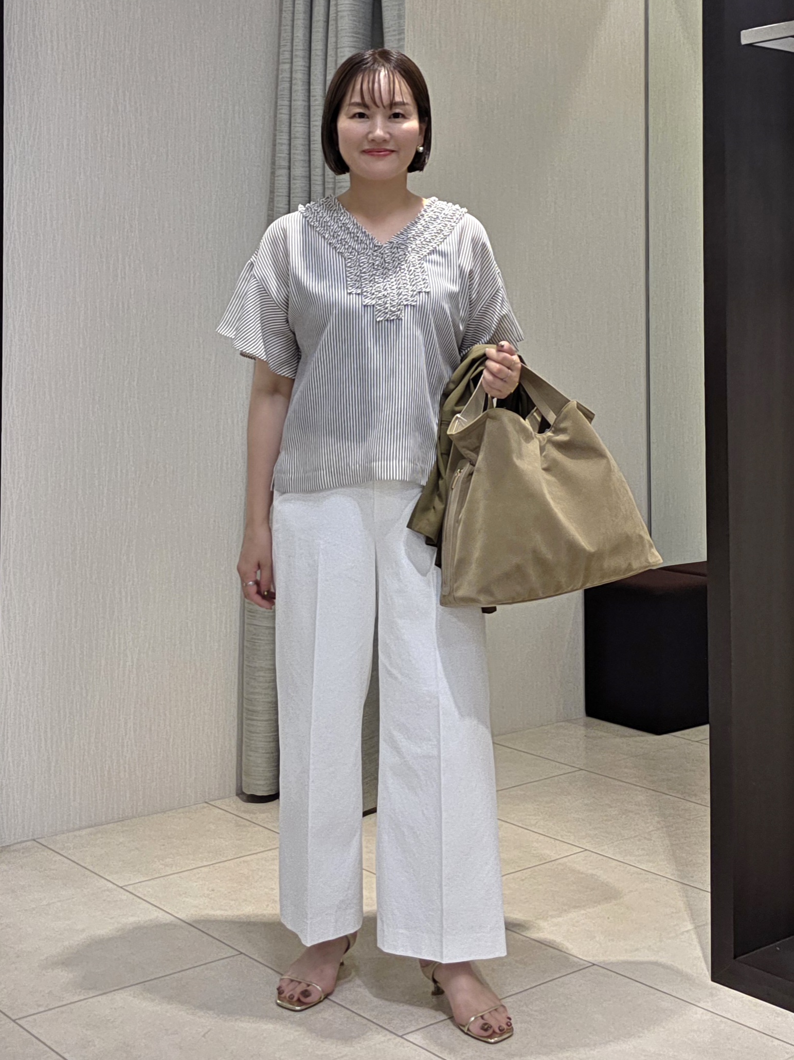 naokoさんの「UNTITLED｜【接触冷感/通気性/洗える】Vネックフリルブラウス」を使ったコーディネート