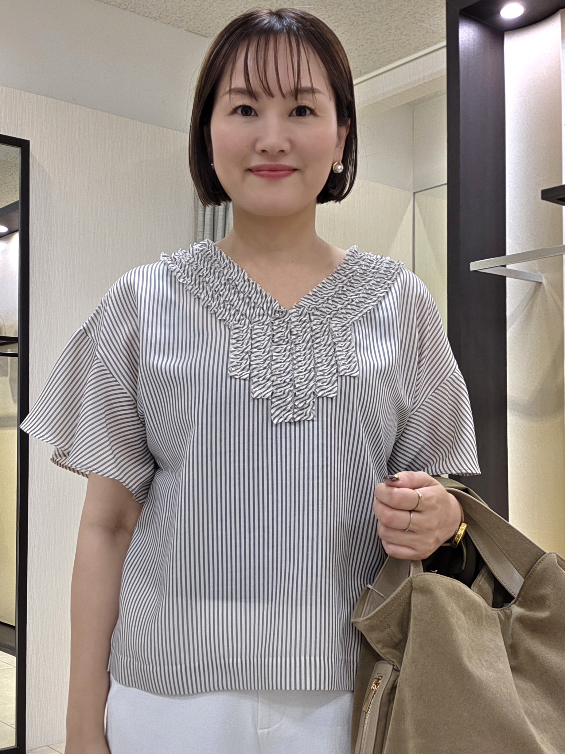naokoさんの「UNTITLED｜【接触冷感/通気性/洗える】Vネックフリルブラウス」を使ったコーディネート