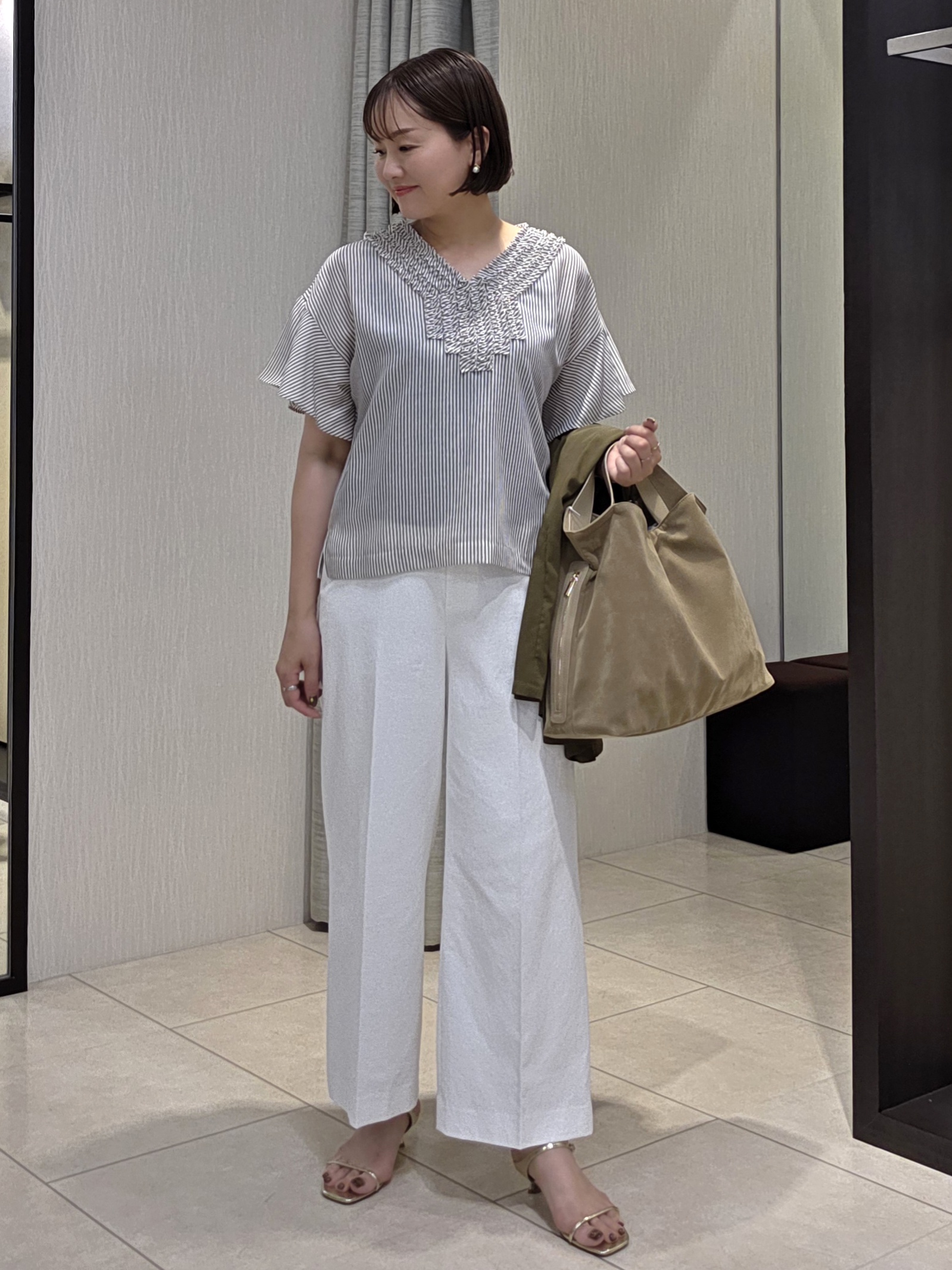 naokoさんの「UNTITLED｜【接触冷感/通気性/洗える】Vネックフリルブラウス」を使ったコーディネート