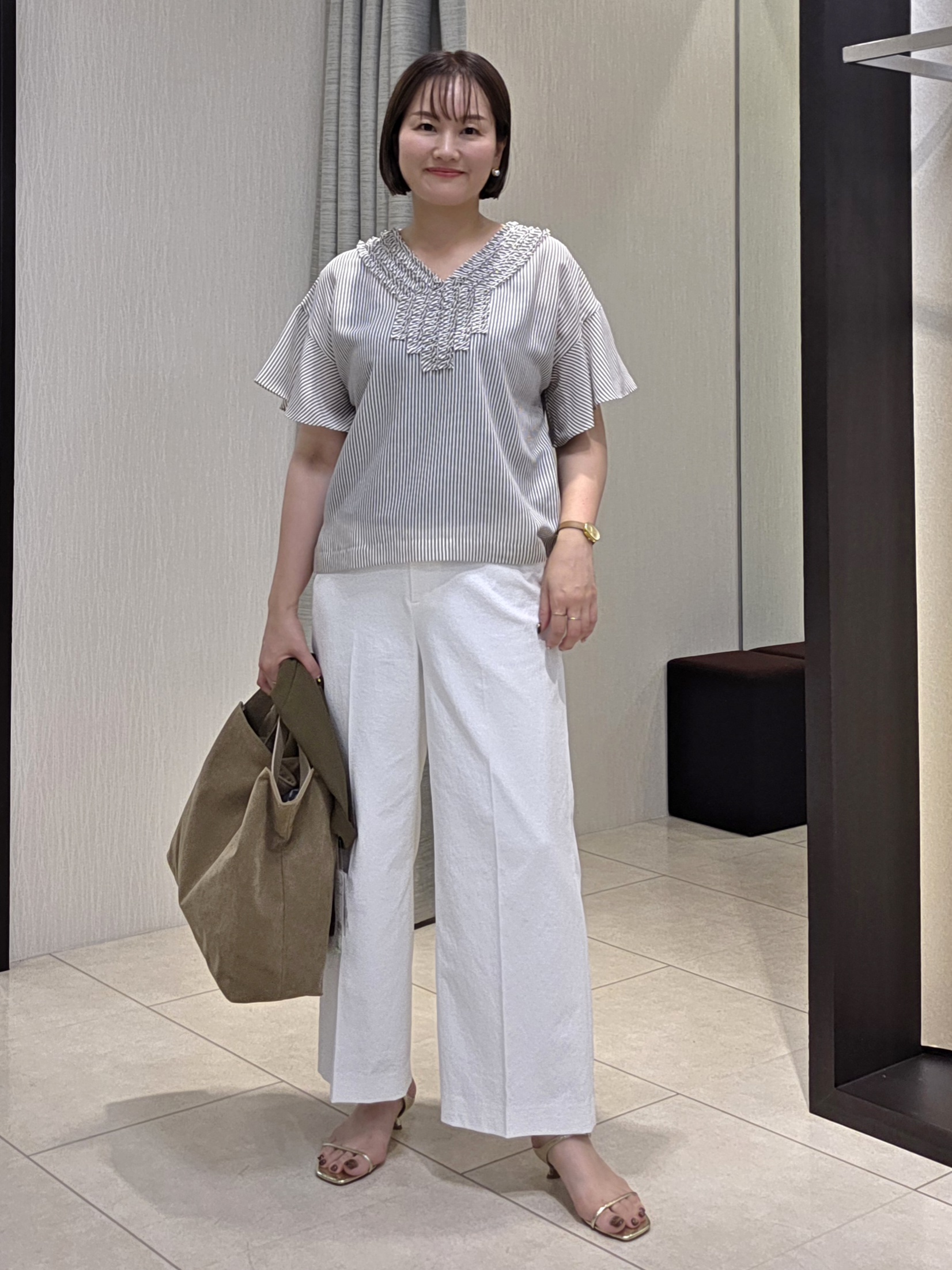 naokoさんの「UNTITLED｜【接触冷感/通気性/洗える】Vネックフリルブラウス」を使ったコーディネート