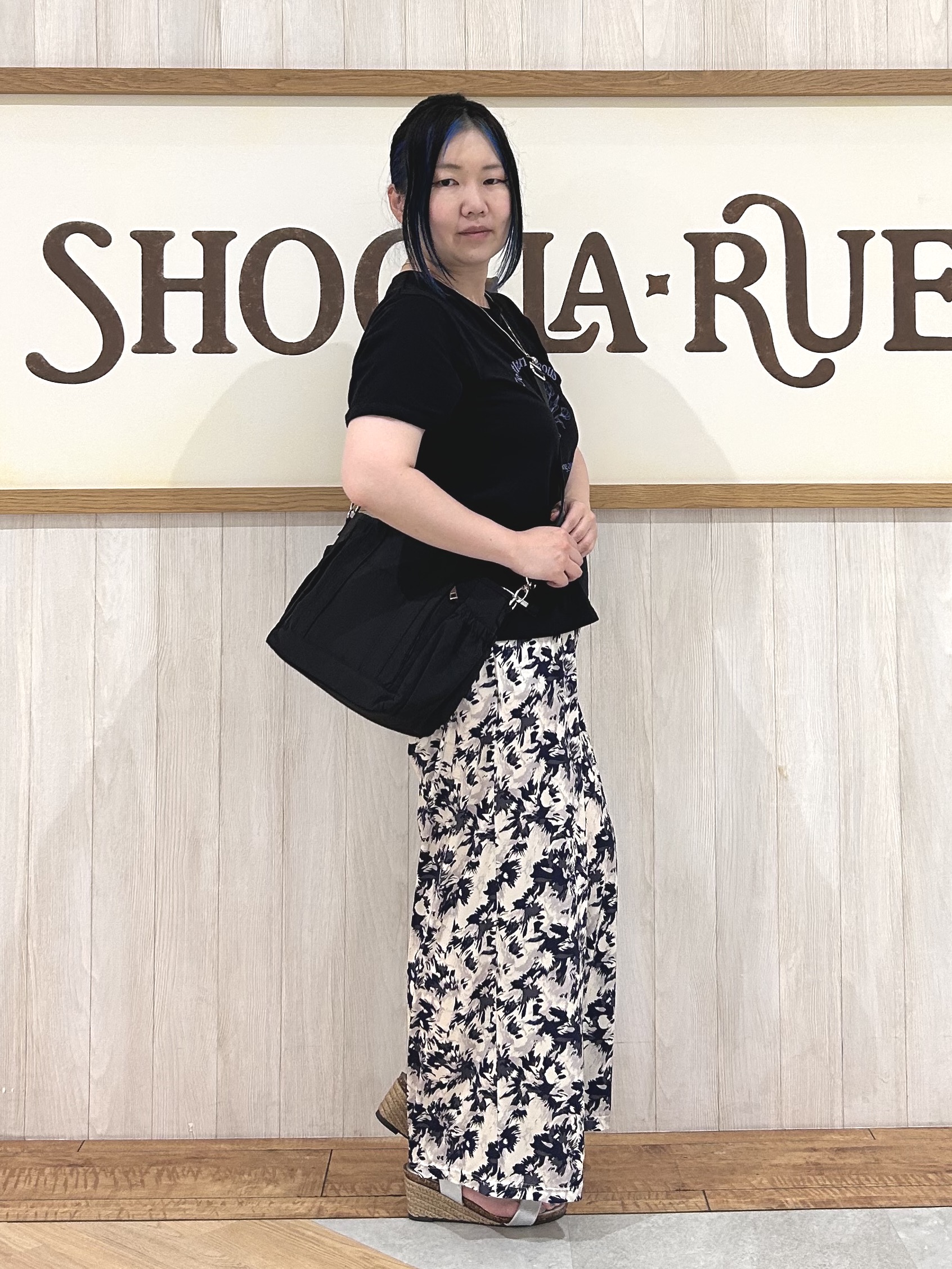 まるさんの「SHOO･LA･RUE｜【S-LL/洗濯機可】大人のベーシックカラープリントTシャツ」を使ったコーディネート