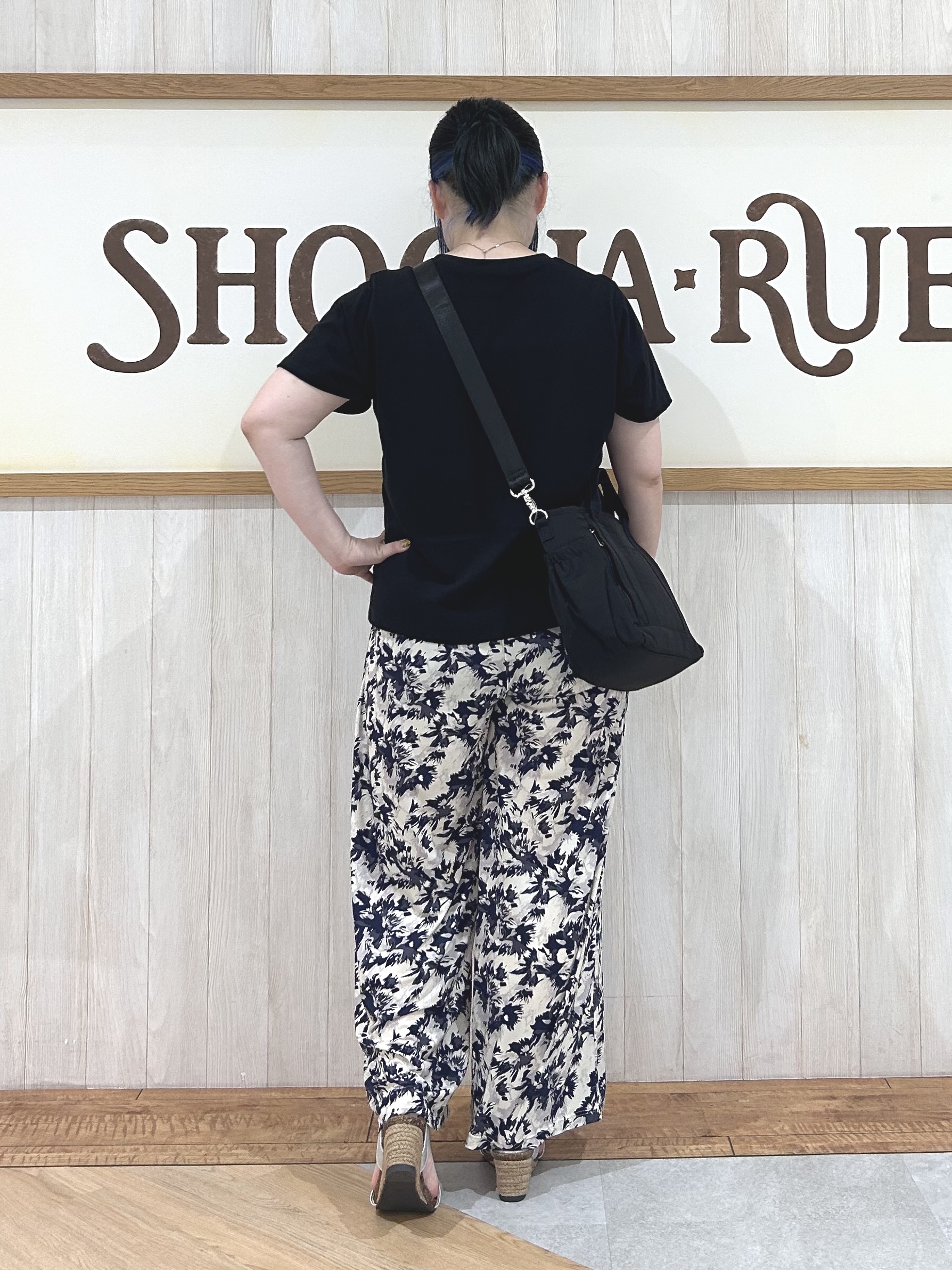 まるさんの「SHOO･LA･RUE｜【S-LL/洗濯機可】大人のベーシックカラープリントTシャツ」を使ったコーディネート