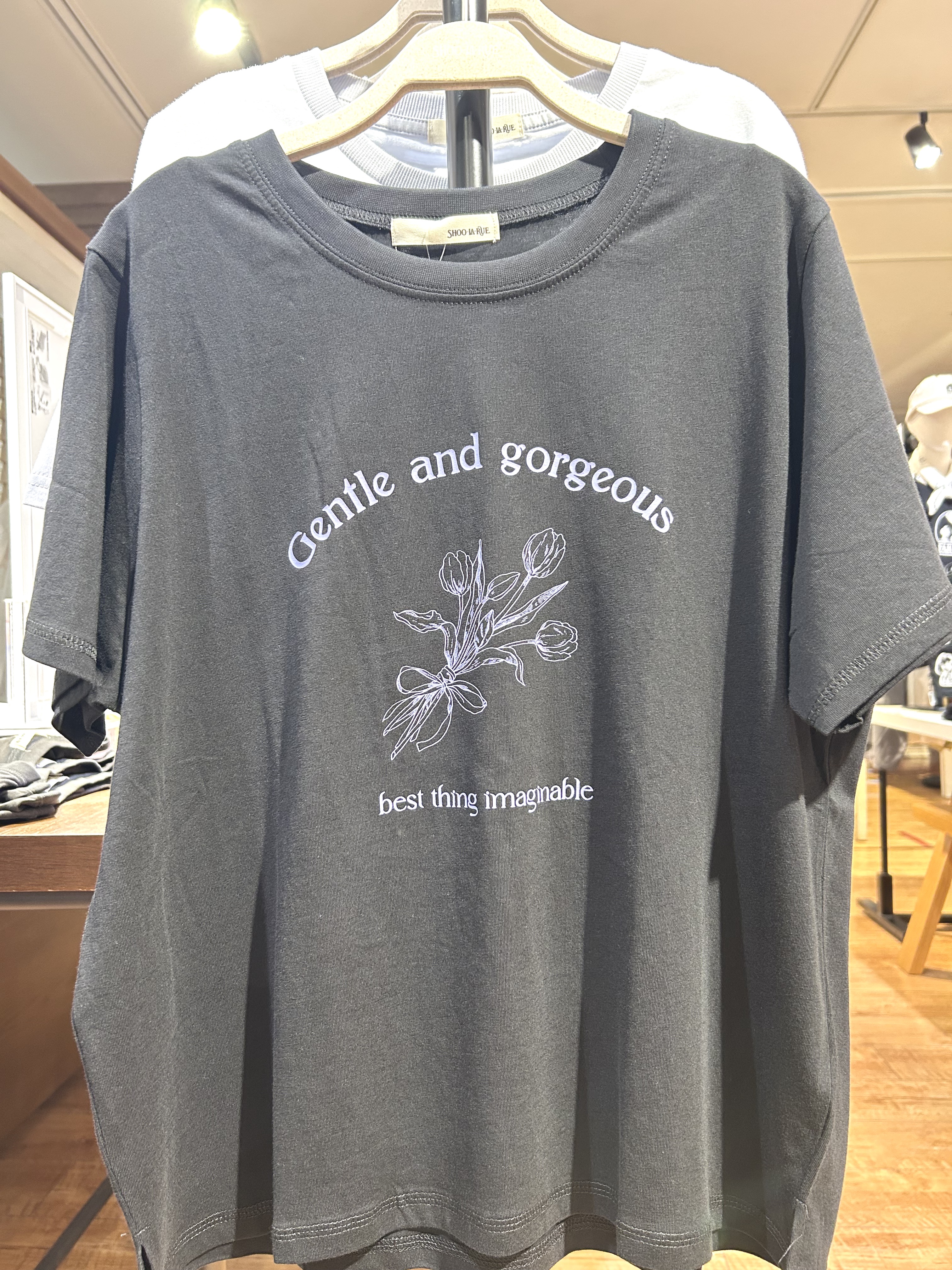 まるさんの「SHOO･LA･RUE｜【S-LL/洗濯機可】大人のベーシックカラープリントTシャツ」を使ったコーディネート