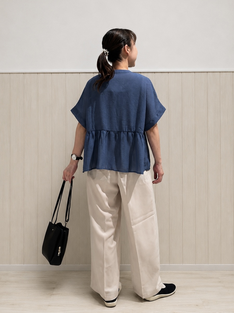 まつみさんの「SHOO･LA･RUE｜【体型カバー/洗濯機可】二の腕とお腹周りが隠せる シアーペプラムブラウス」を使ったコーディネート