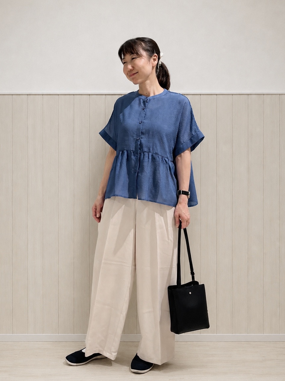 まつみさんの「SHOO･LA･RUE｜【体型カバー/洗濯機可】二の腕とお腹周りが隠せる シアーペプラムブラウス」を使ったコーディネート